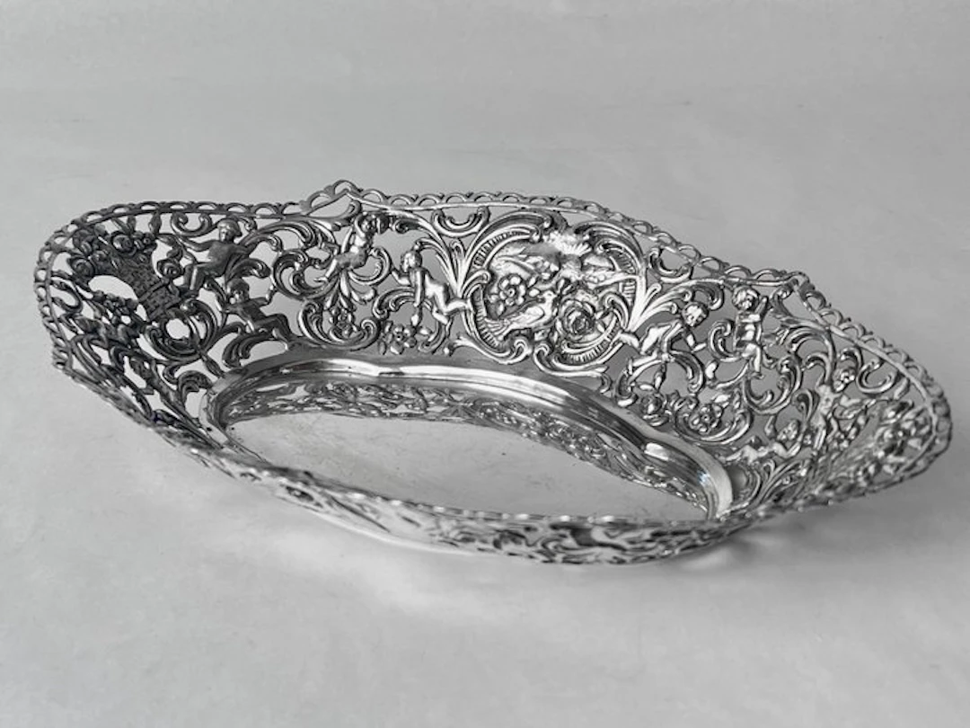 Centrepiece - Putti doves floral scrolls - Ajour - .800...
