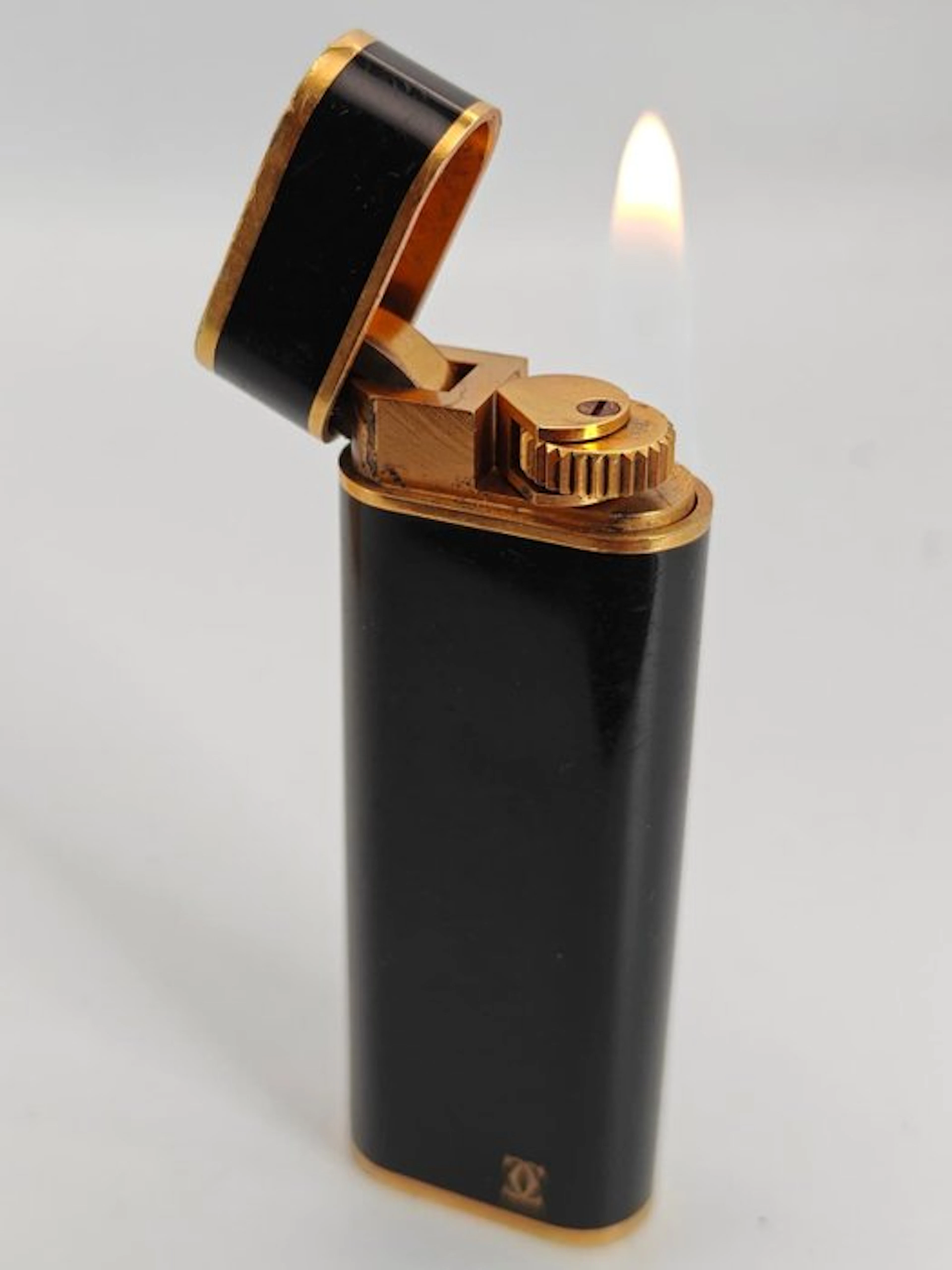 Cartier - Oval - Lighter - Black Chinese Lacquer & Gold Plated