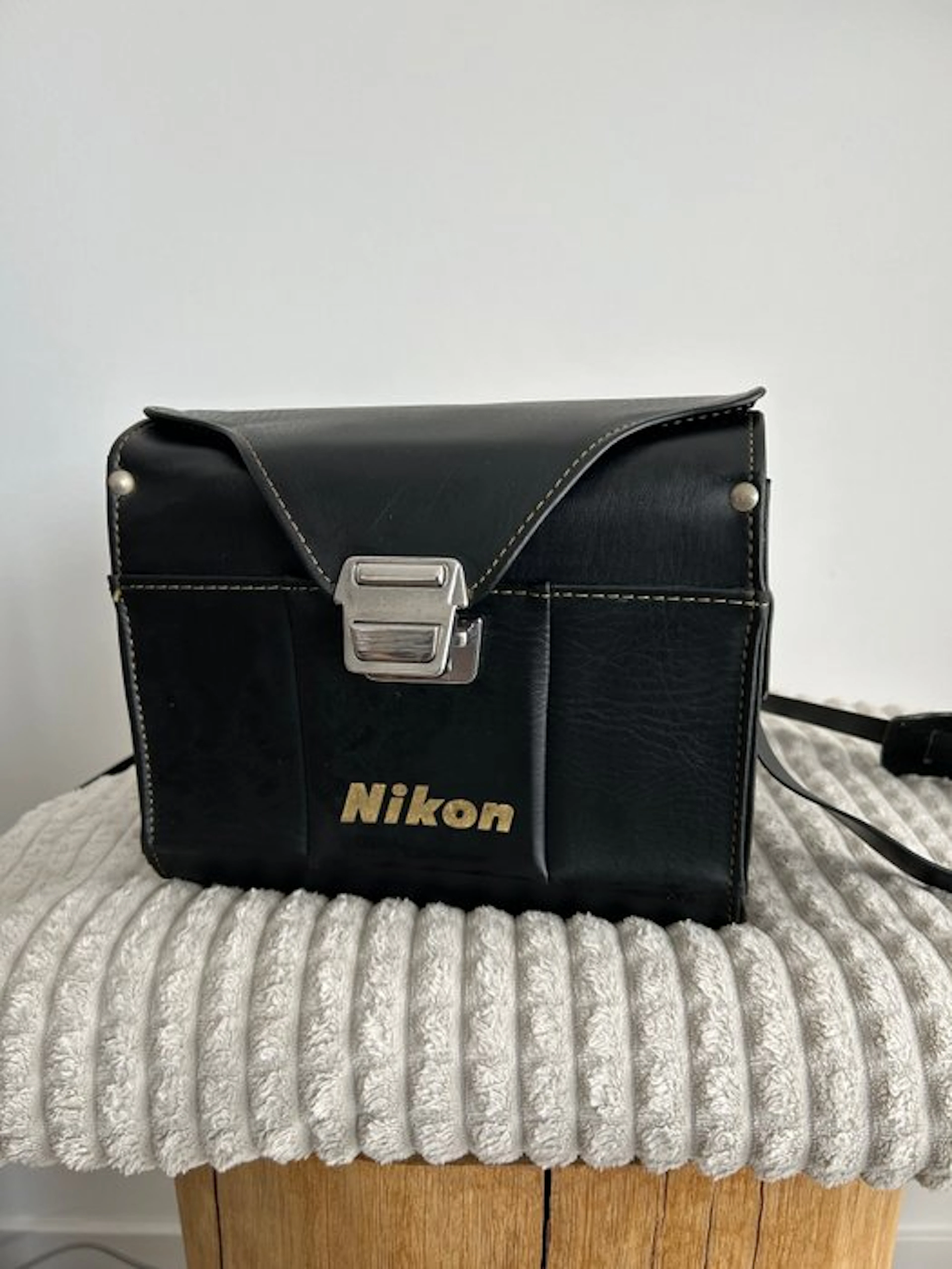 Nikon Hinomoto - Vintage Black Leatherette Camera Gadget...