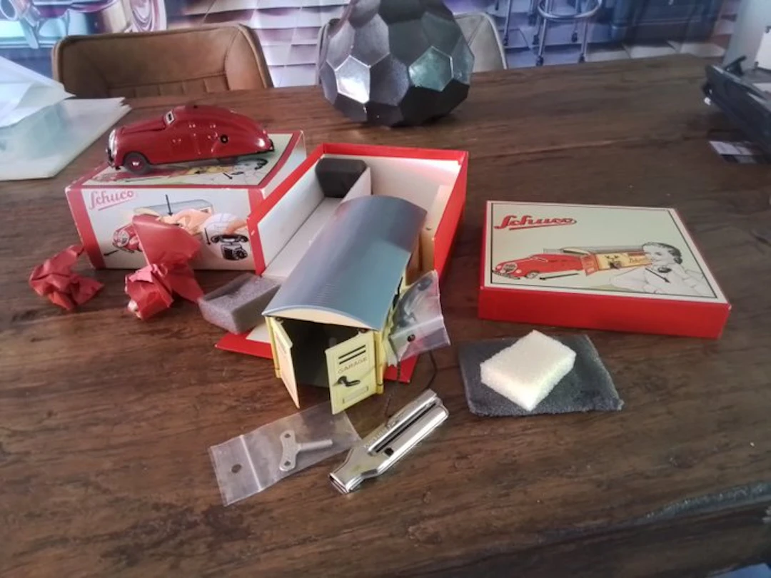 Schuco - Model car (2) - Schuco garage set met auto - 100 % Mint.