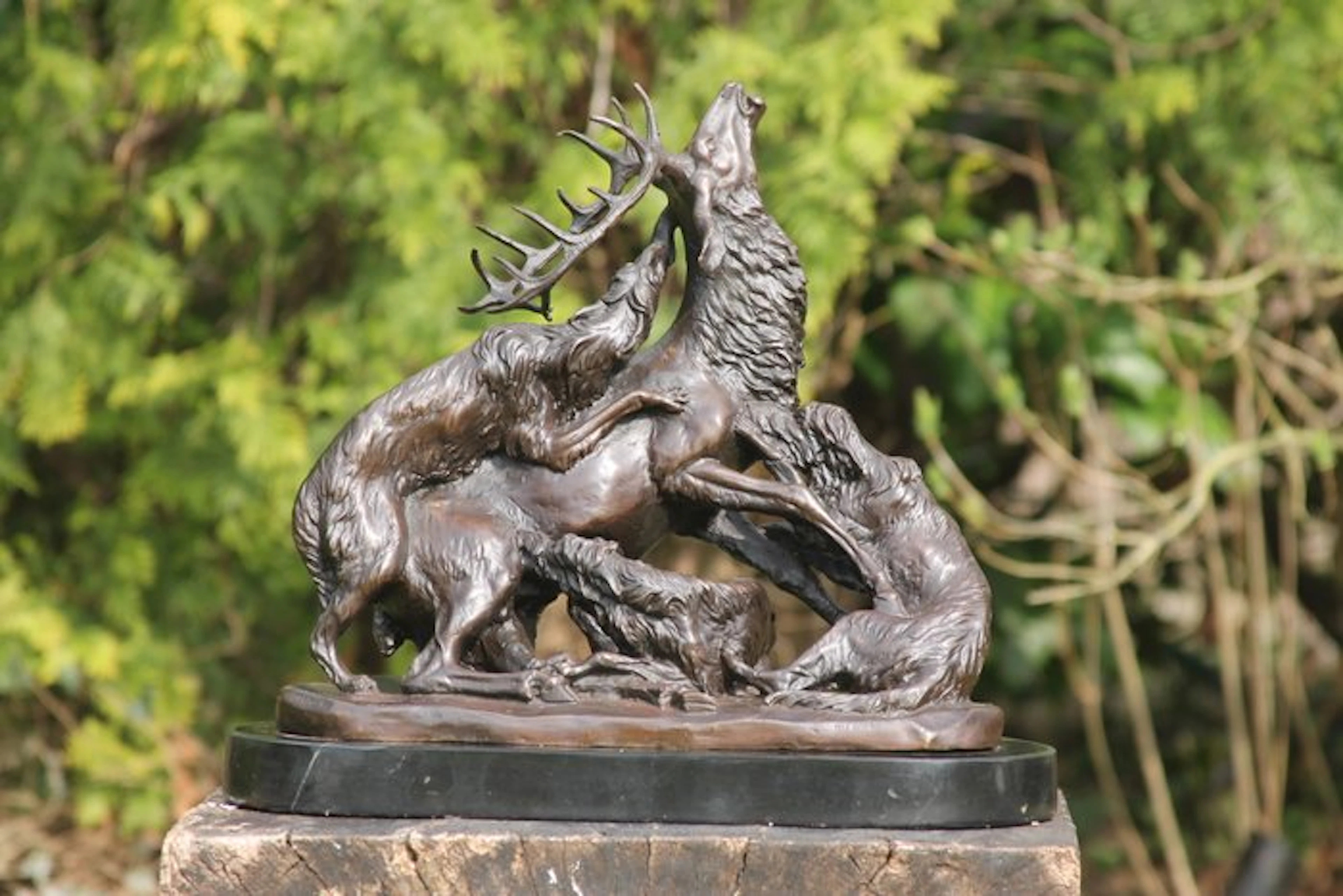 Sculpture, bronzen sculptuur van een hertenjacht - 10 kg - 38 cm -