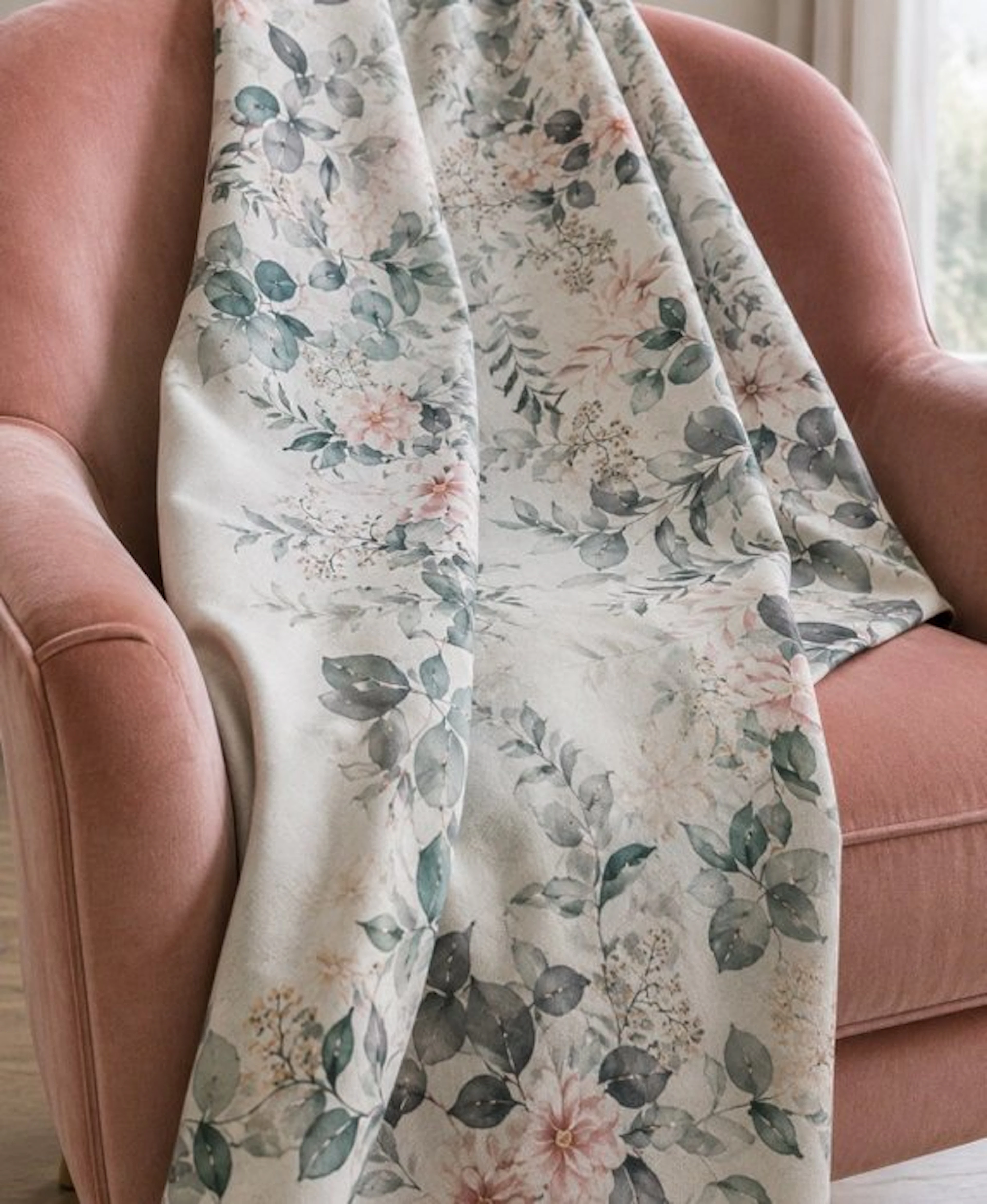 1709★ Decor fabric with a romantic and delicate look