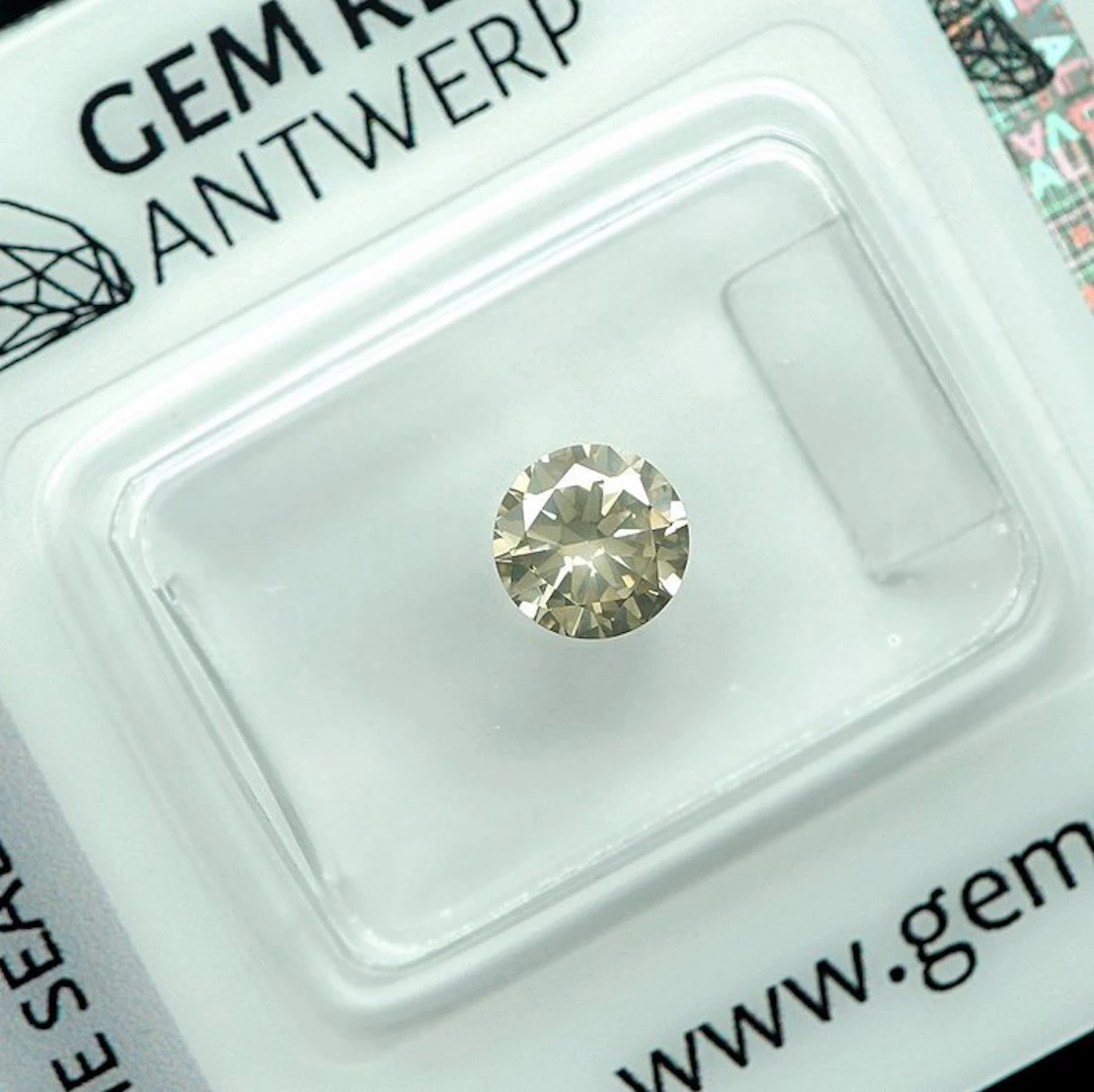 No reserve price - 1 pcs Diamond (Natural coloured)...