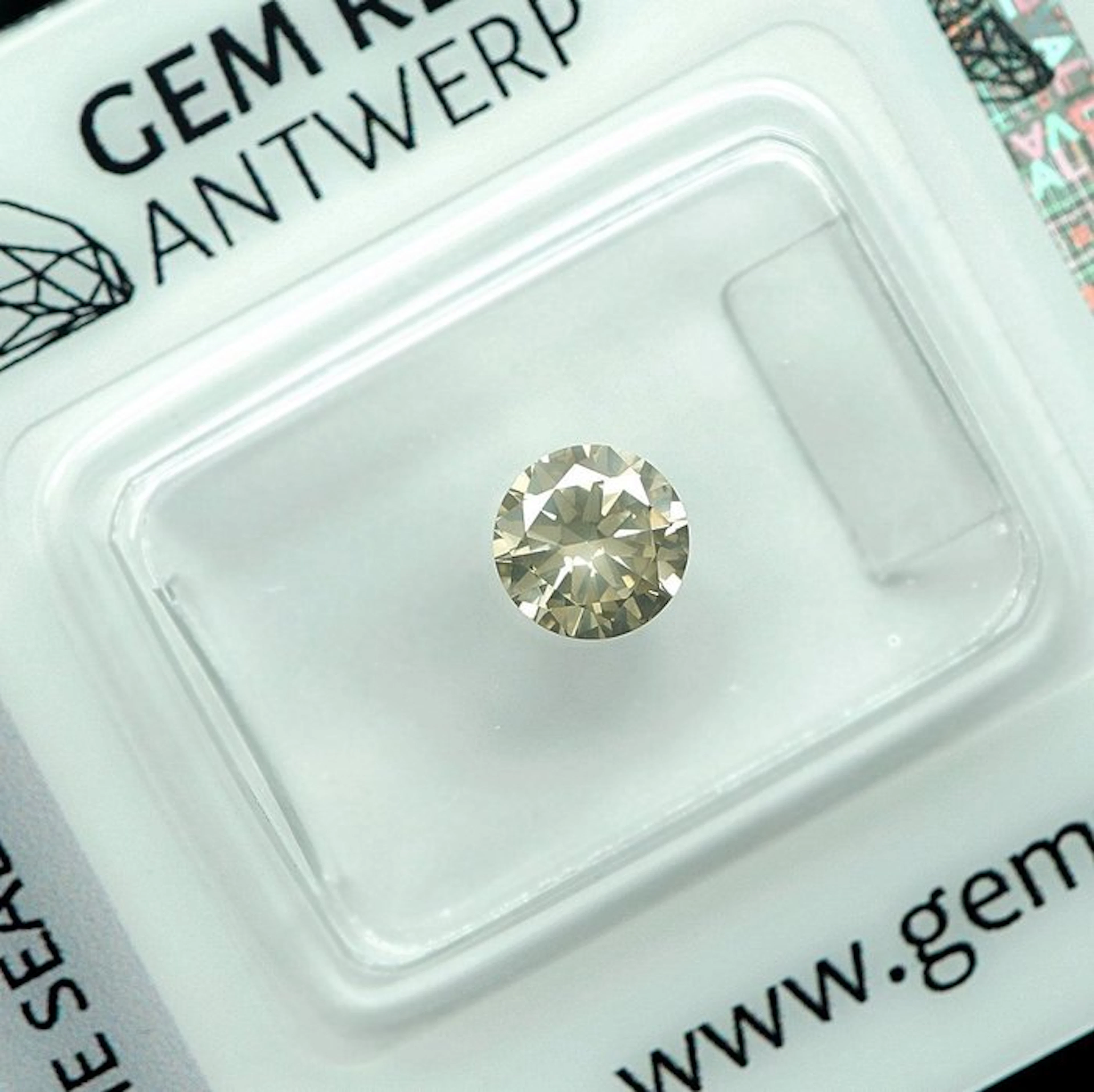 No reserve price - 1 pcs Diamond (Natural coloured)...