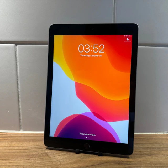 Apple iPad (5th Generation) 128GB Wifi - Mobile phone