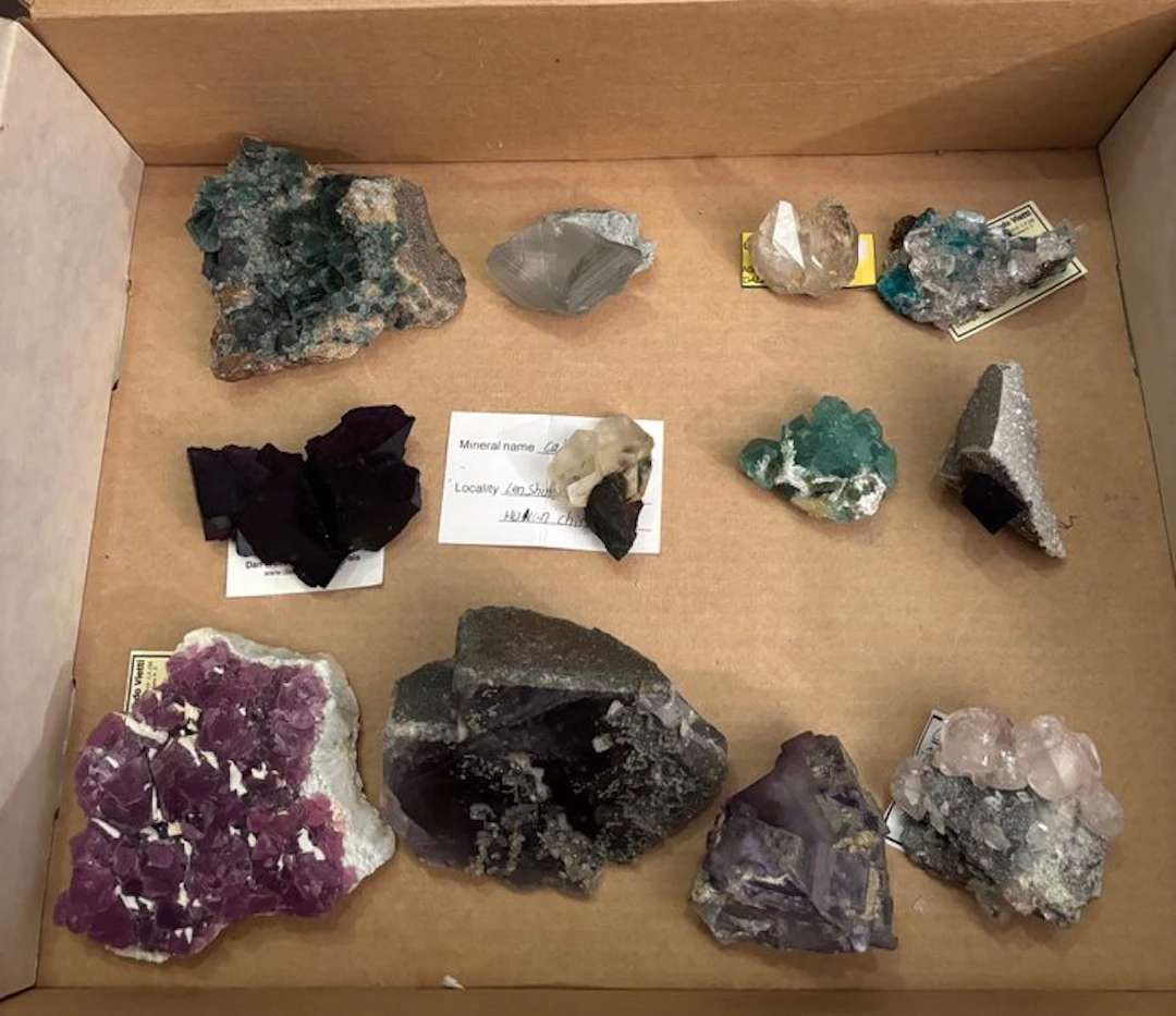 Fluorite and Calcite Lot of various items- 3100 g - (12)