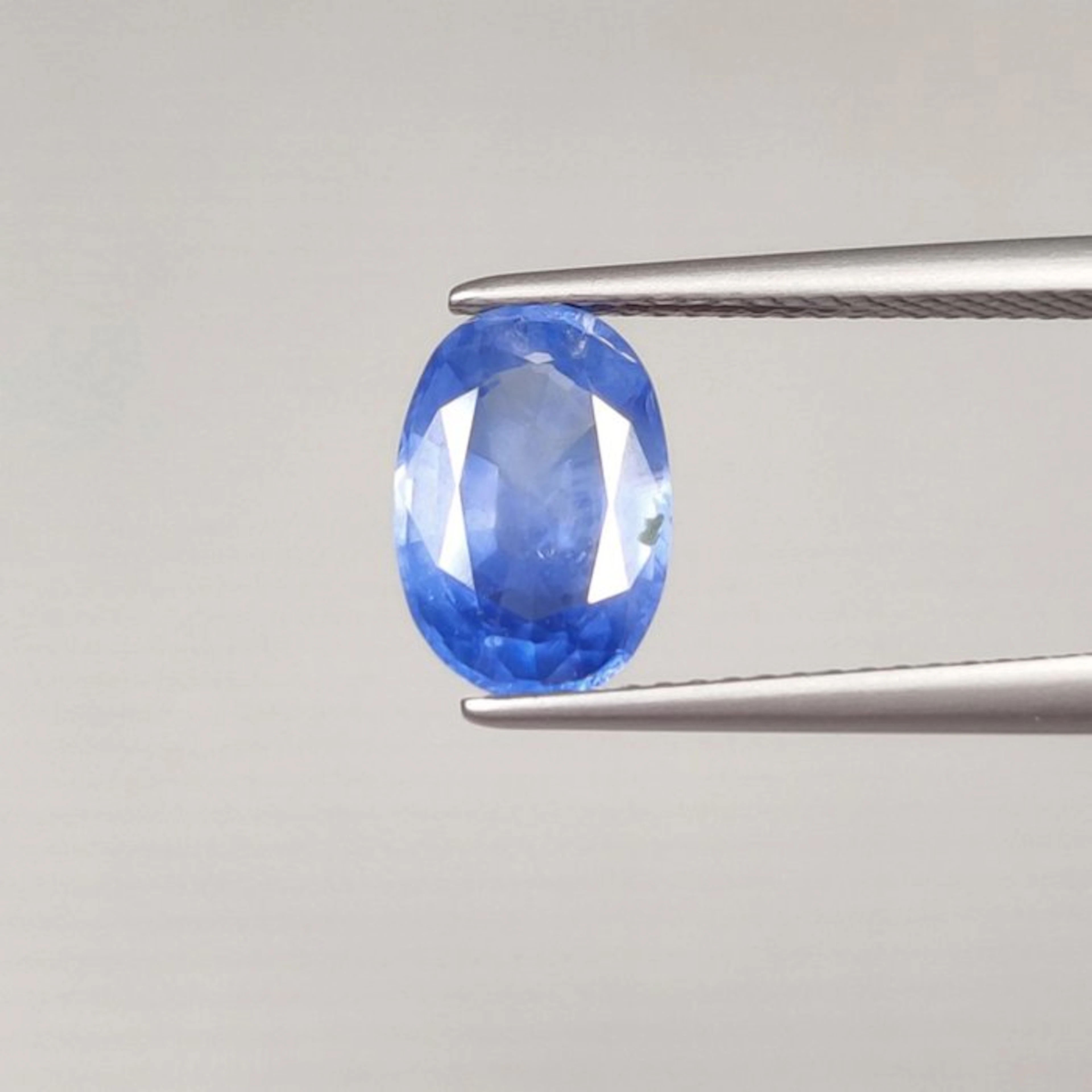 Blue Sapphire - 2.87 ct - International Colored Gemstone...