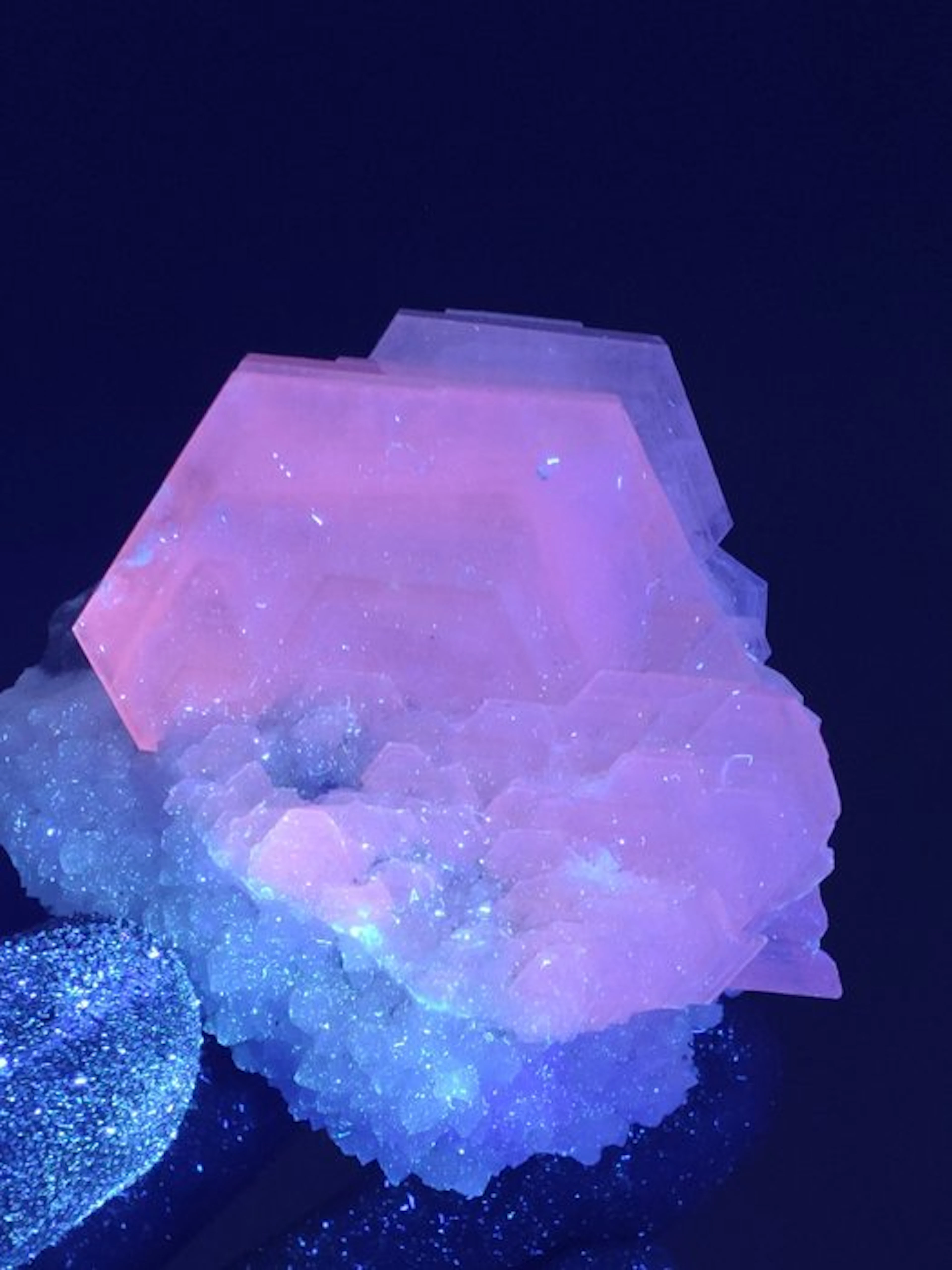 Calcite Fluorescent - Height: 7 cm - Width: 7 cm- 155 g