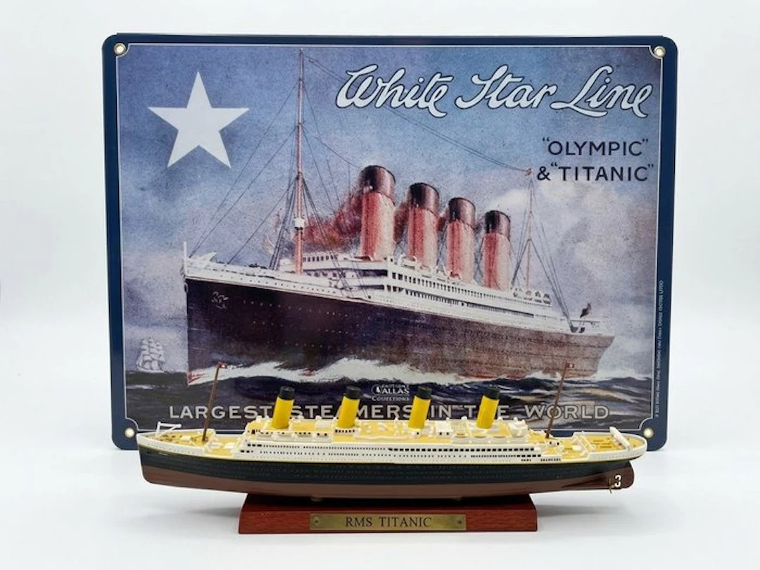 Atlas - Exhibition model boat (2) - RMS Titanic...