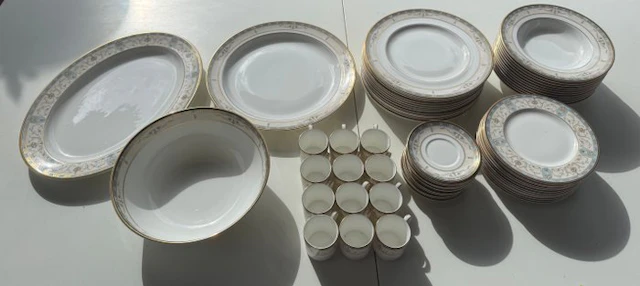 Royal Doulton - Royal Doulton - Table service for 12 (63)...