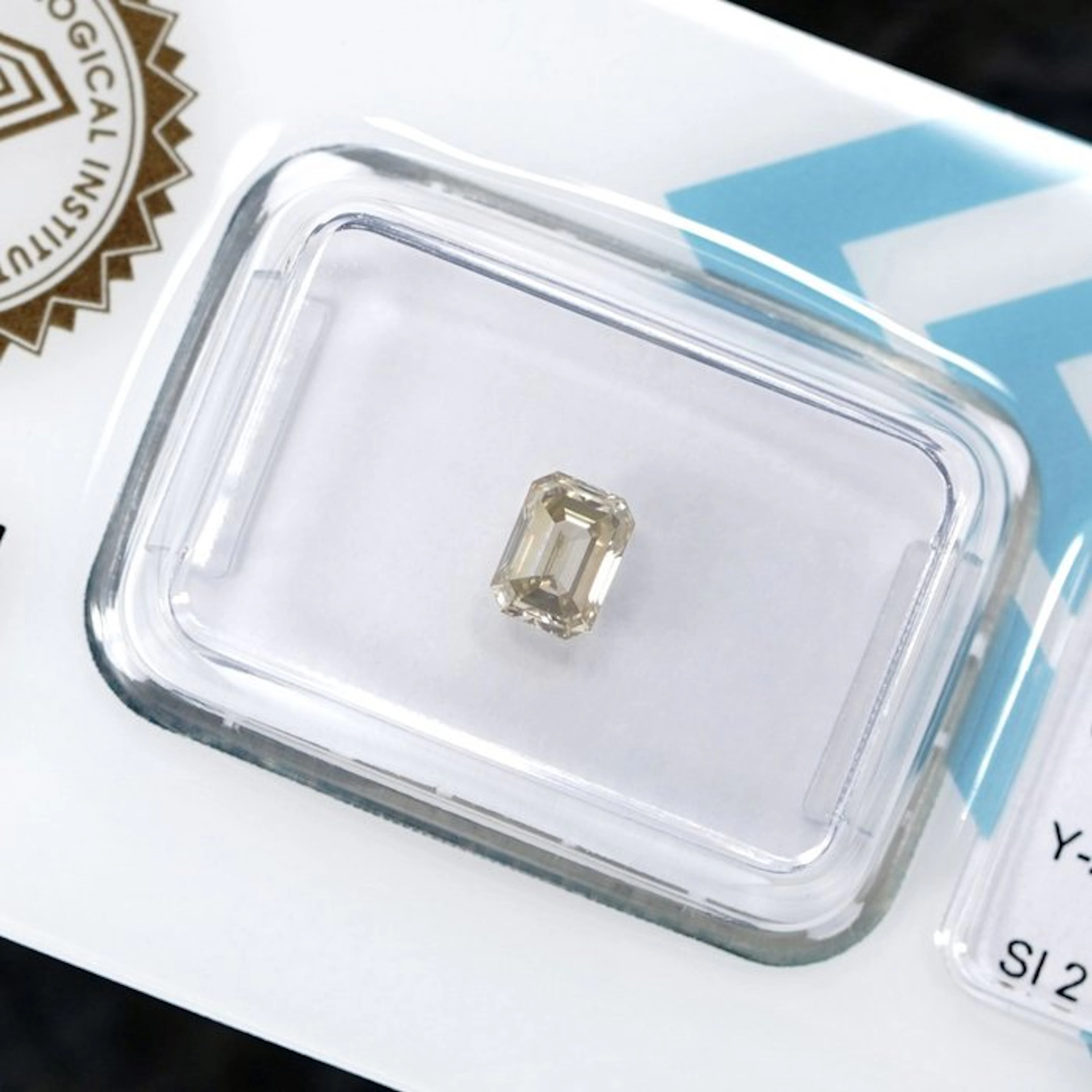 1 pcs Diamond (Natural coloured) - 0.52 ct - Emerald...