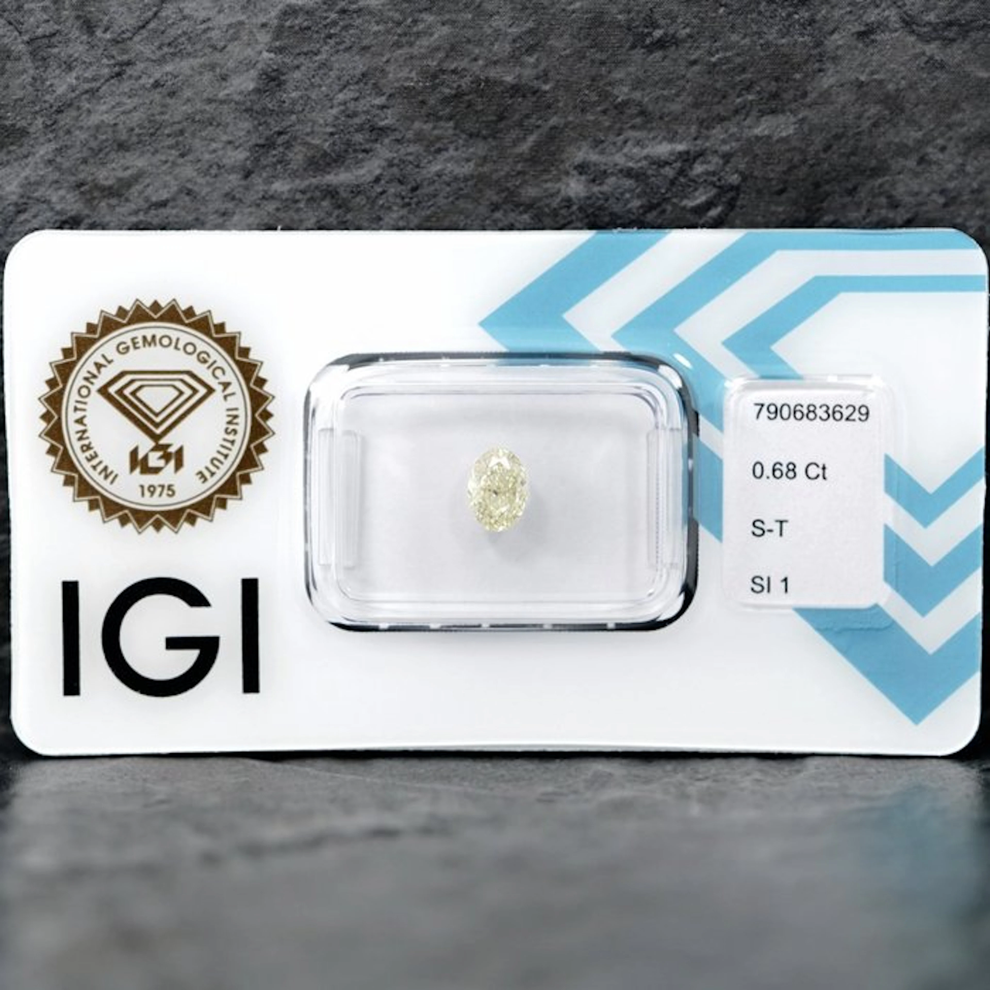 1 pcs Diamond (Natural coloured) - 0,68 ct - Oval - Light...