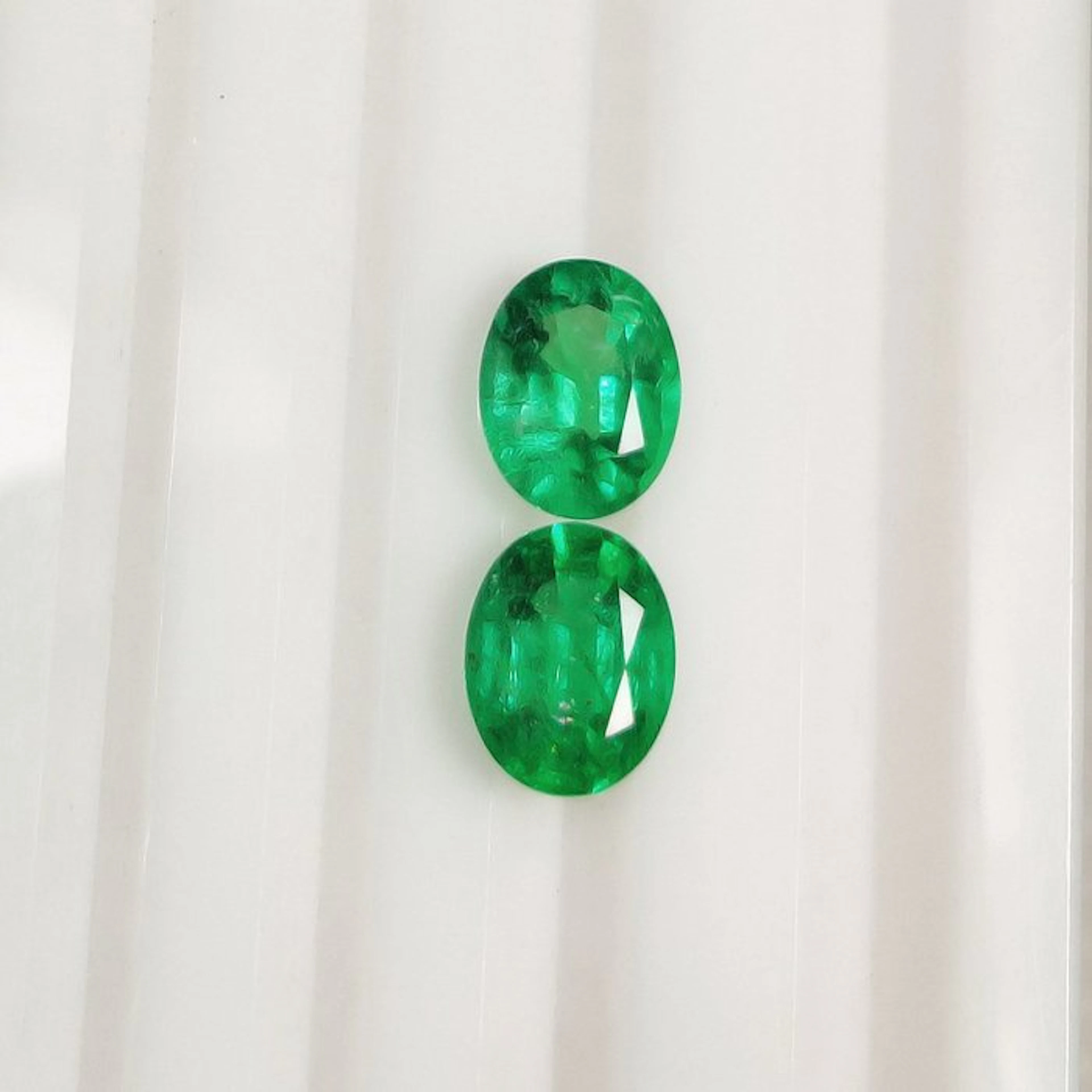 2 pcs Green Emerald - 4.11 ct - International Colored...