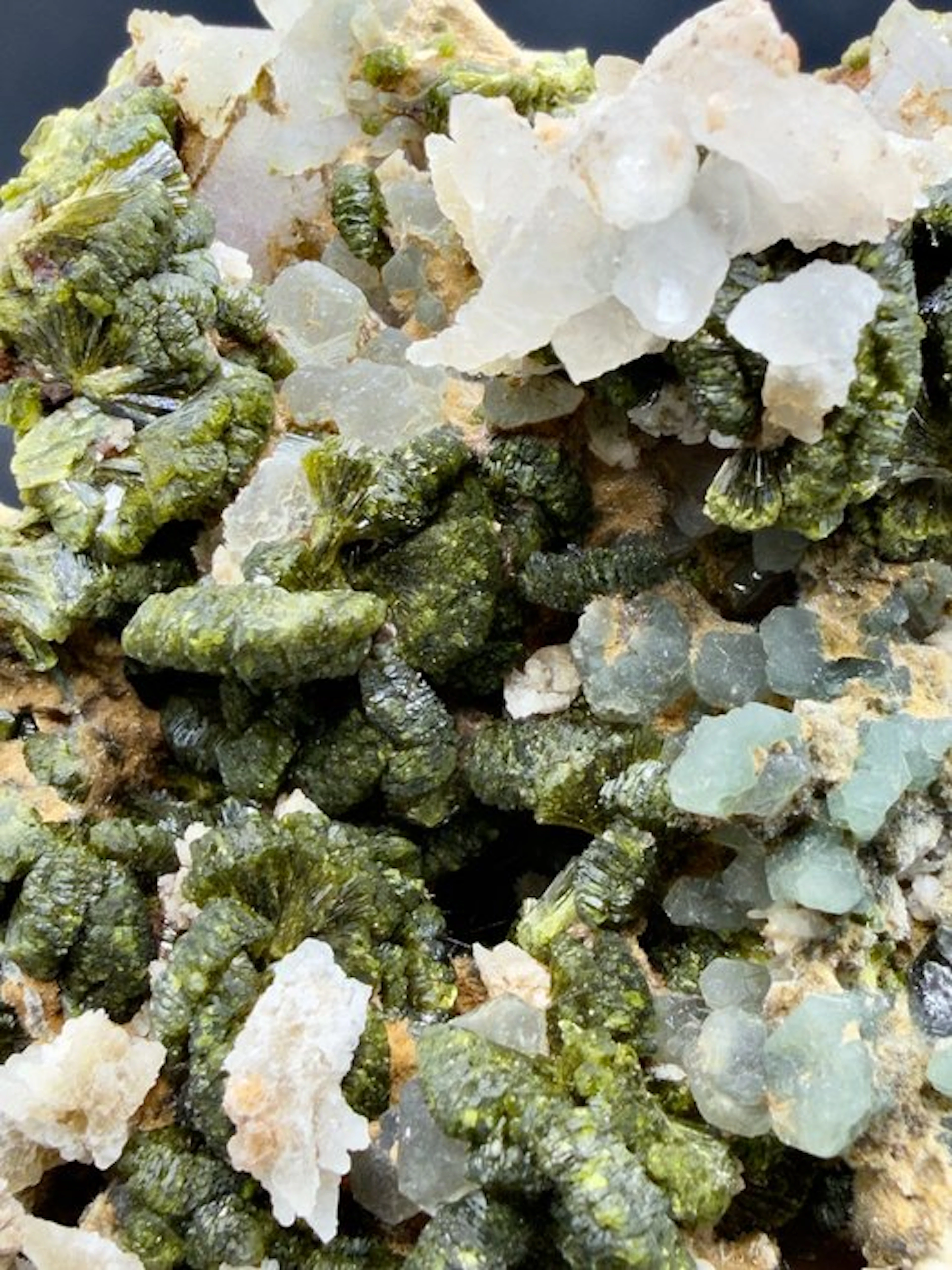 Epidote Rough - Height: 11 cm - Width: 9 cm- 313 g - (1)