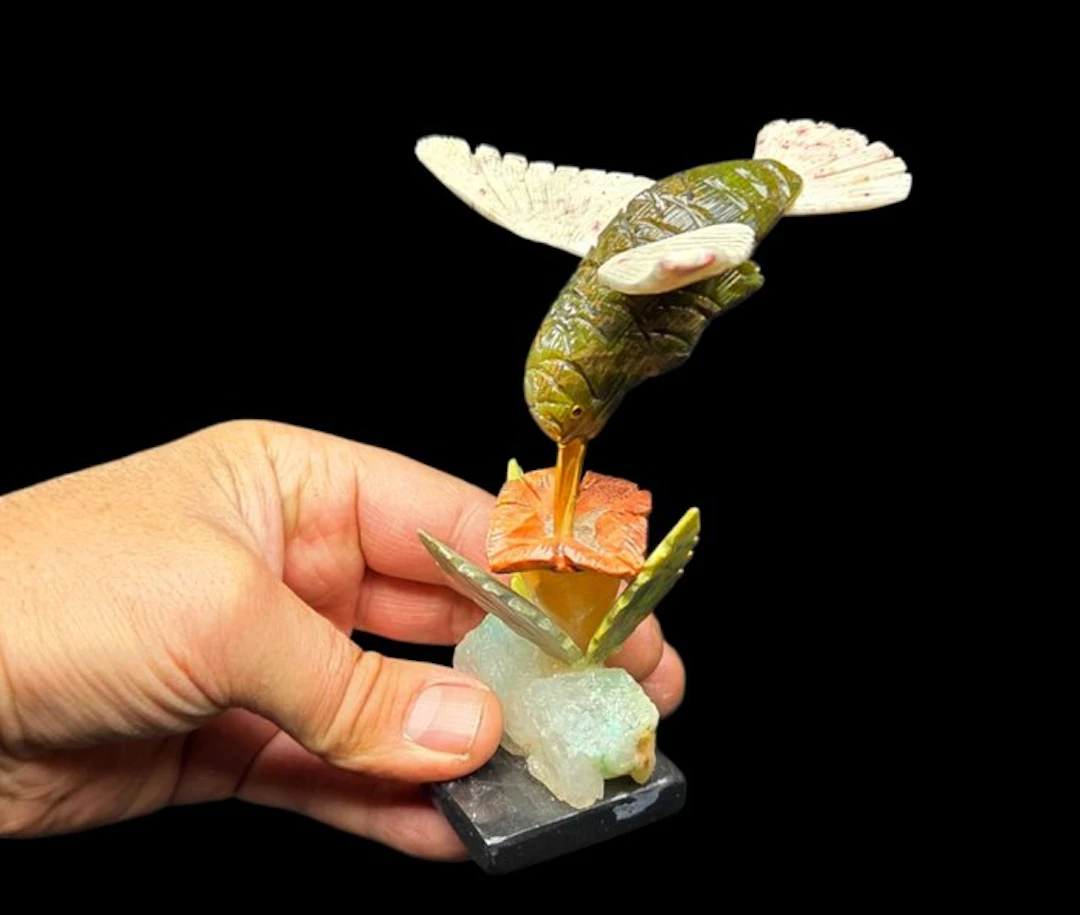 Semi-precious stone hummingbird figurine made in Peru - Diorama