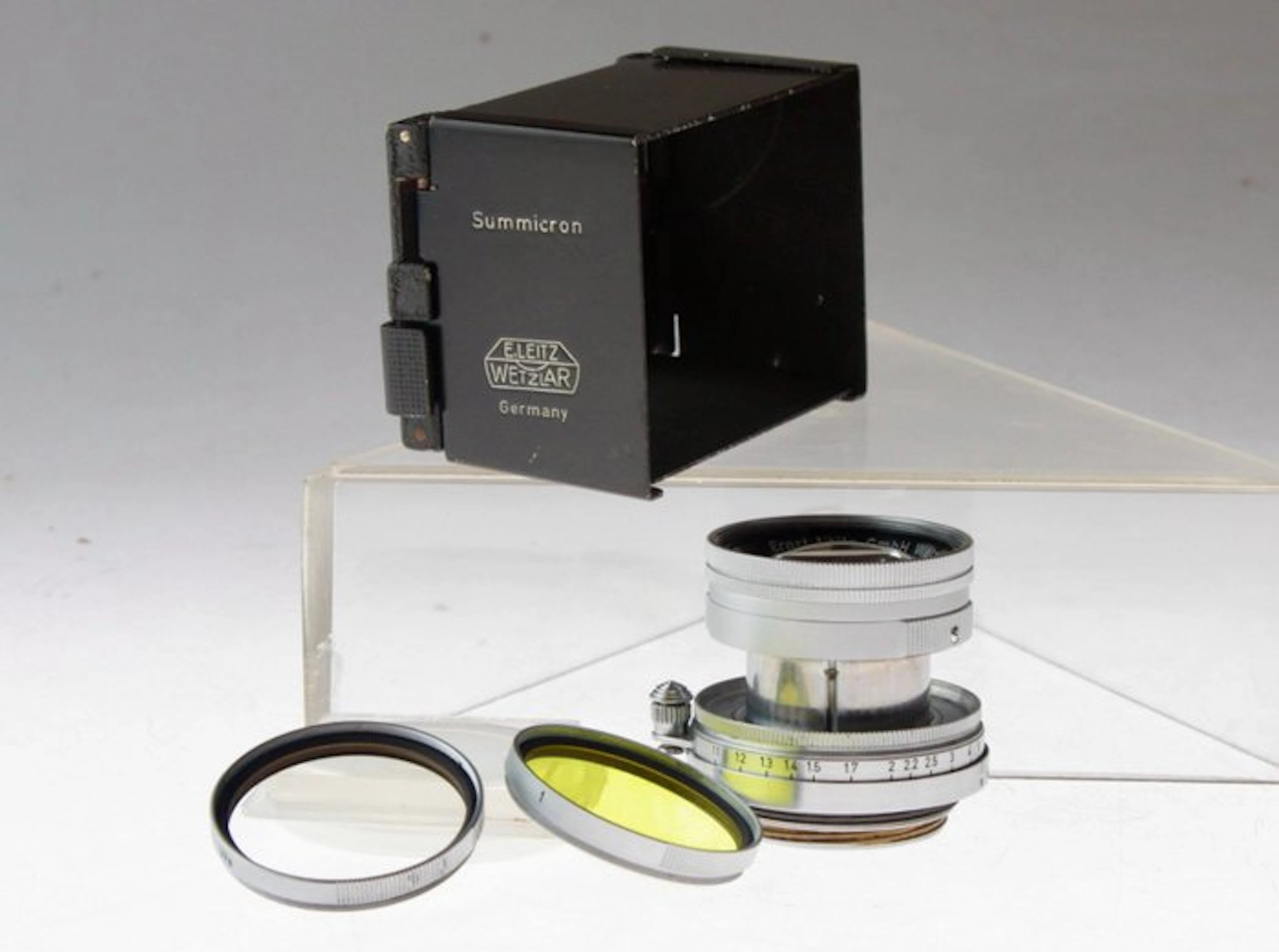 Leitz Summircon f=5cm 1:2 Camera lens