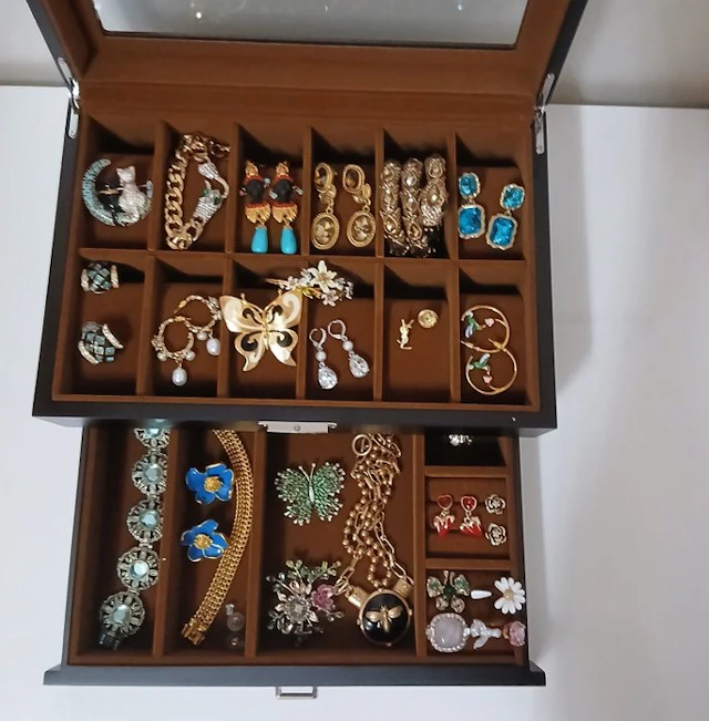Themed collection - Vintage jewelry collection (some are...