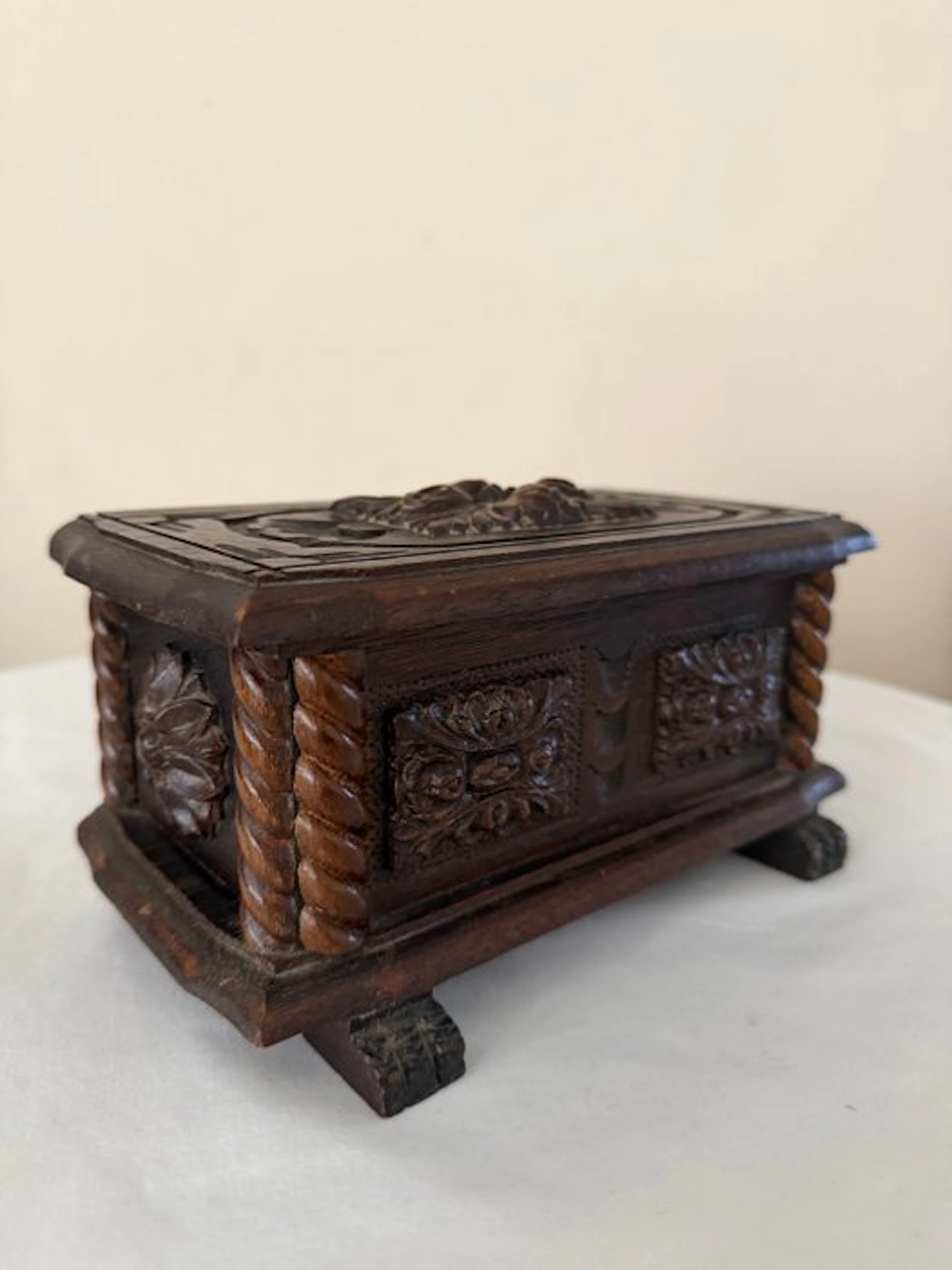 Box - Oak - Hand carved wooden box