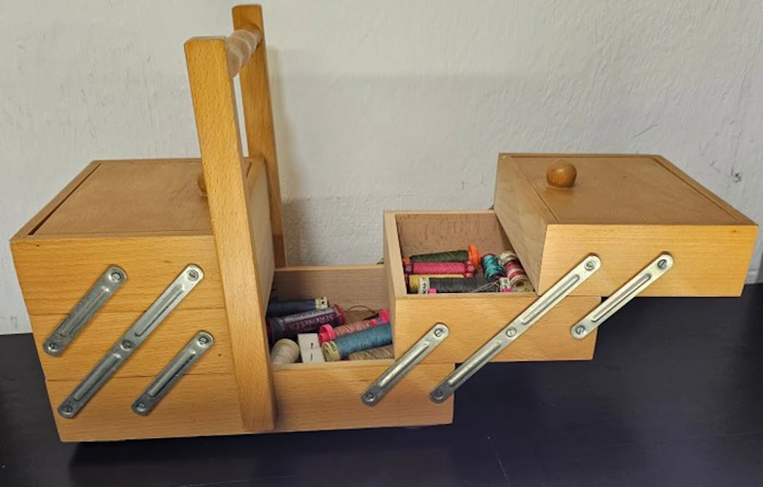 Sewing box - Wood