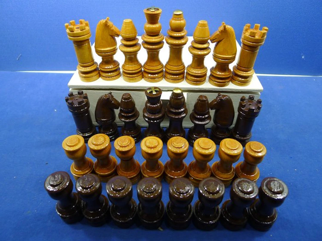 jeu d'échecs art populaire Germany en bois avec un roi de...