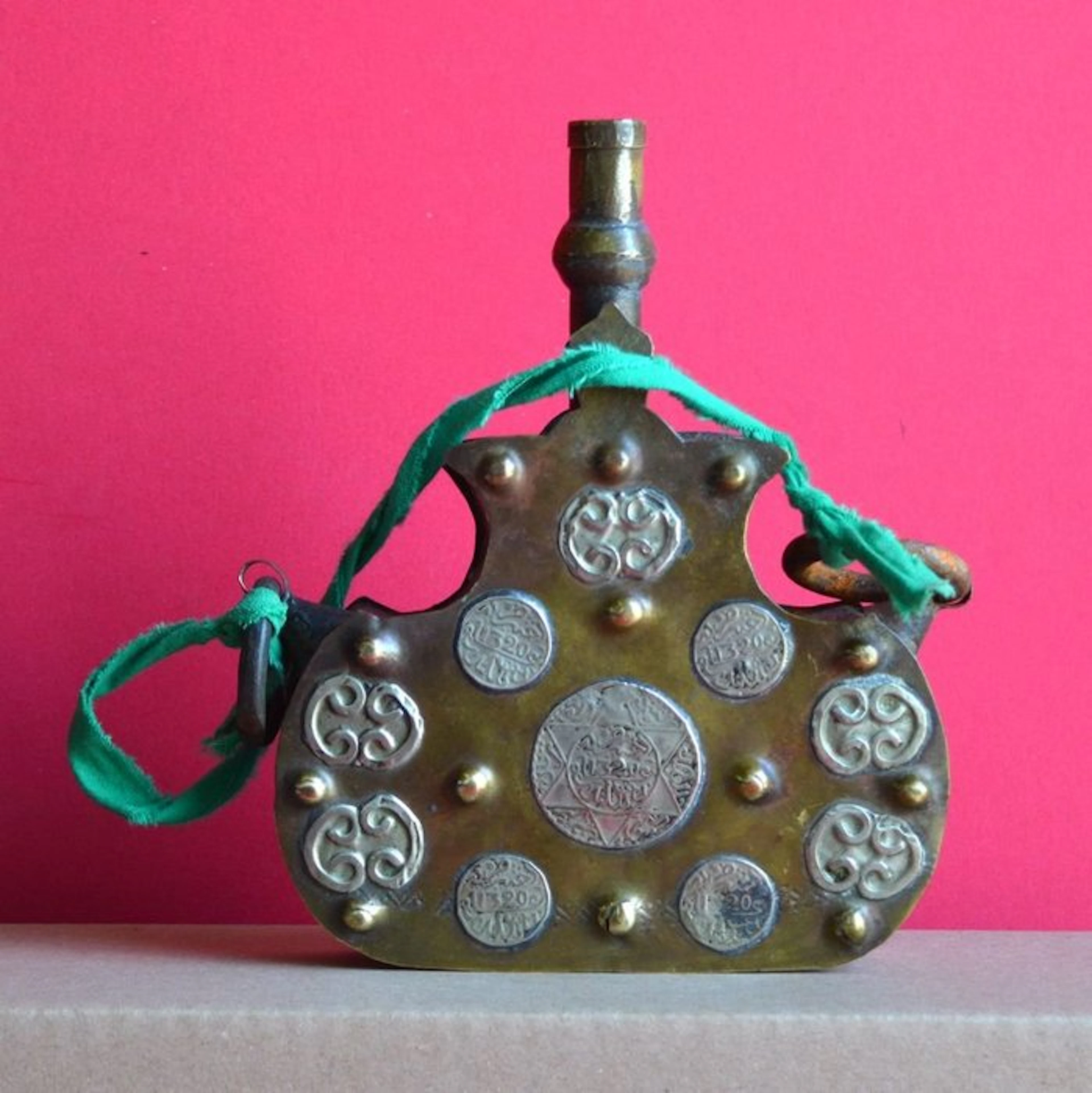 Pear-shaped powder flask Berber Morocco - Brass with coin...