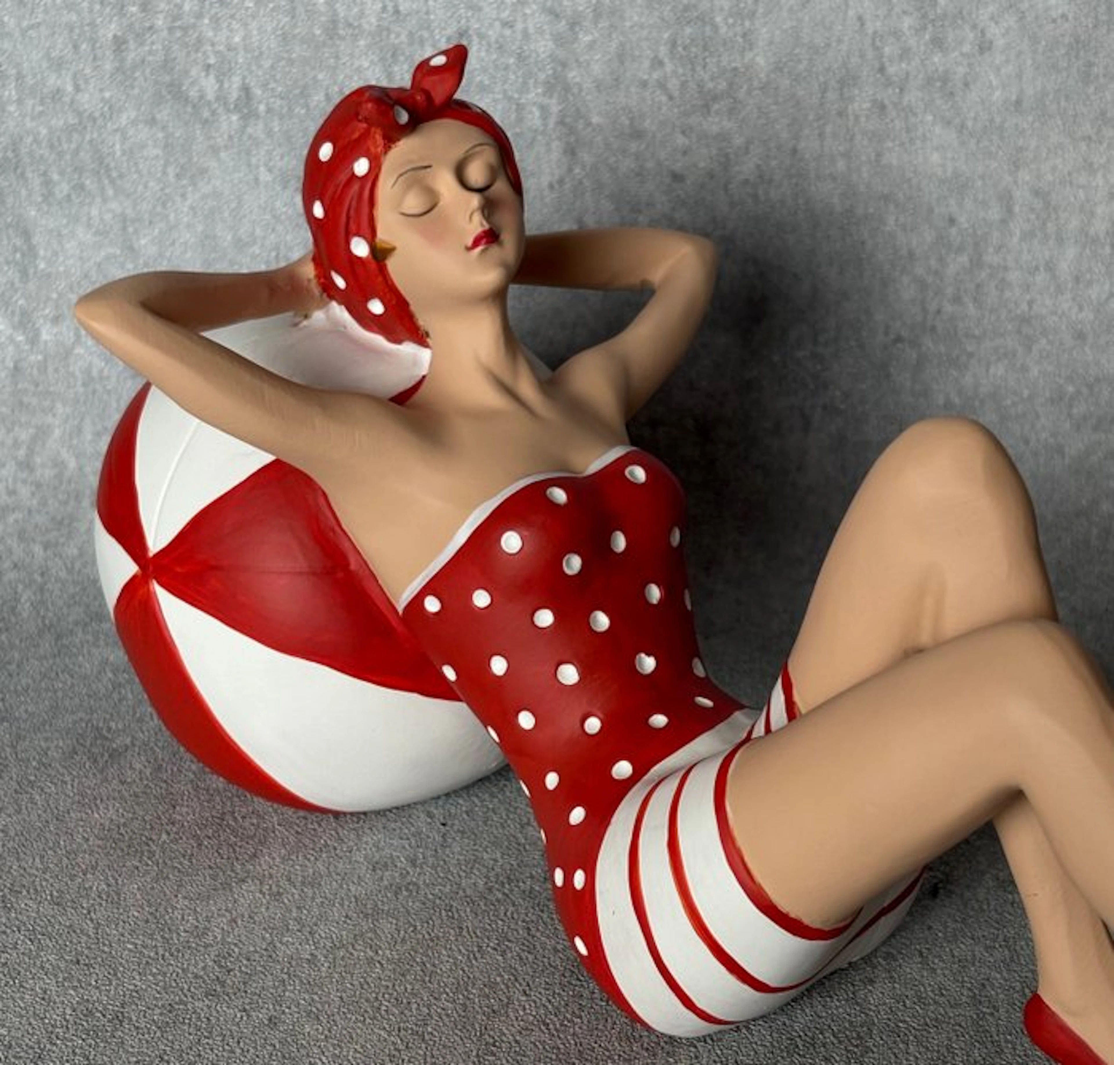 Statue, Liggende strand dame 30 cm - 14 cm - Resin