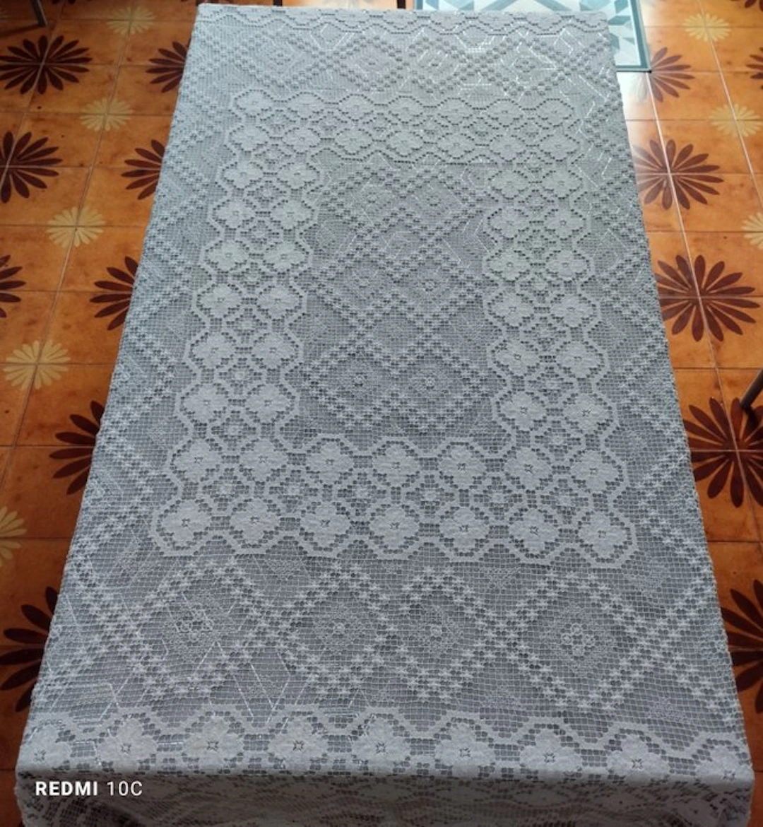 Tablecloth - 260 cm - 200 cm - Table in Modano lace.