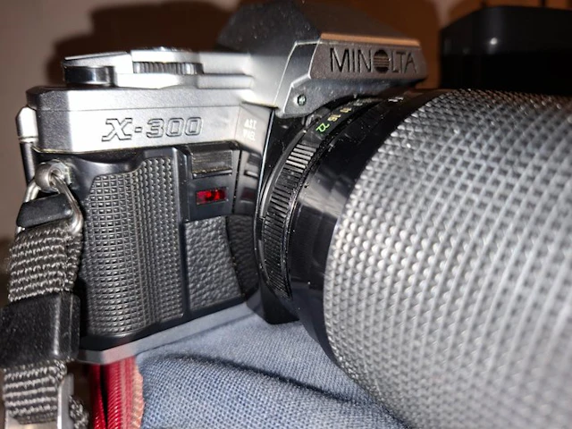 Minolta X300 MET TELELENS EN STARBLITZ FLITSER Analogue camera