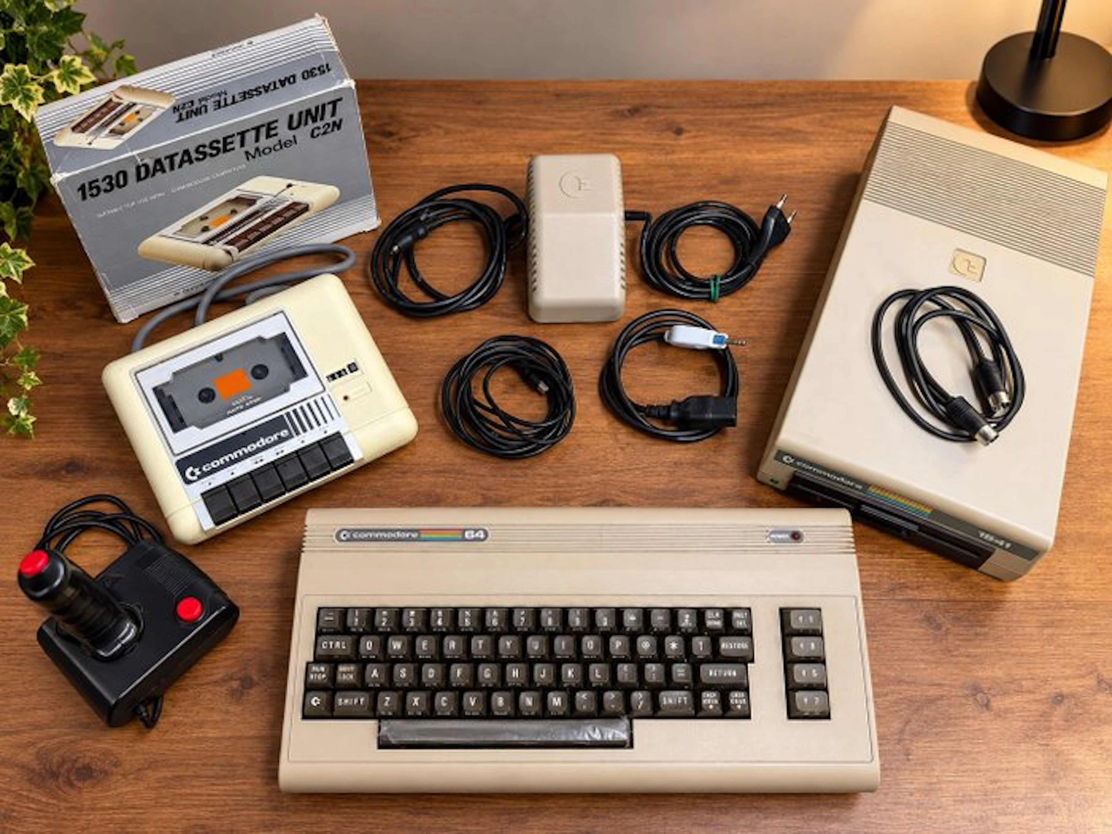 Commodore - C64 - Video game console