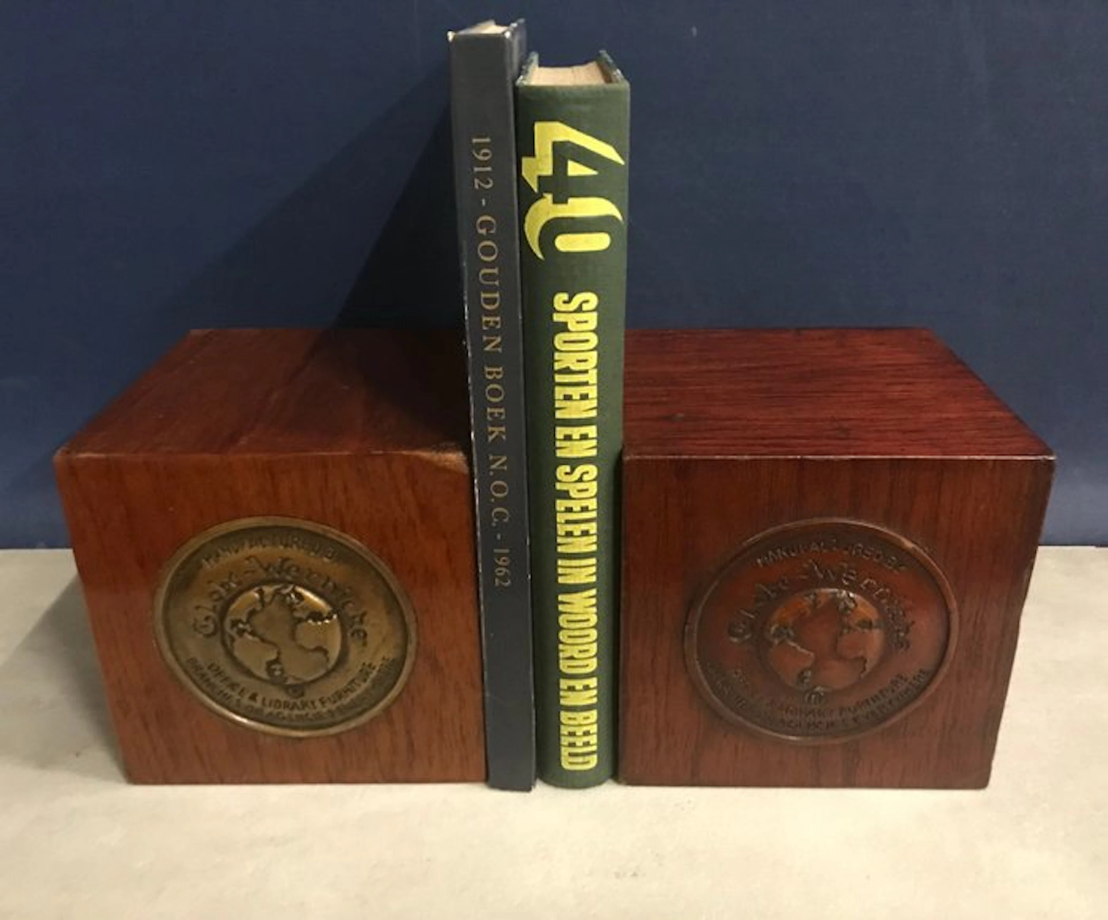 Globe Wernicke - Bookends (2) - Wood