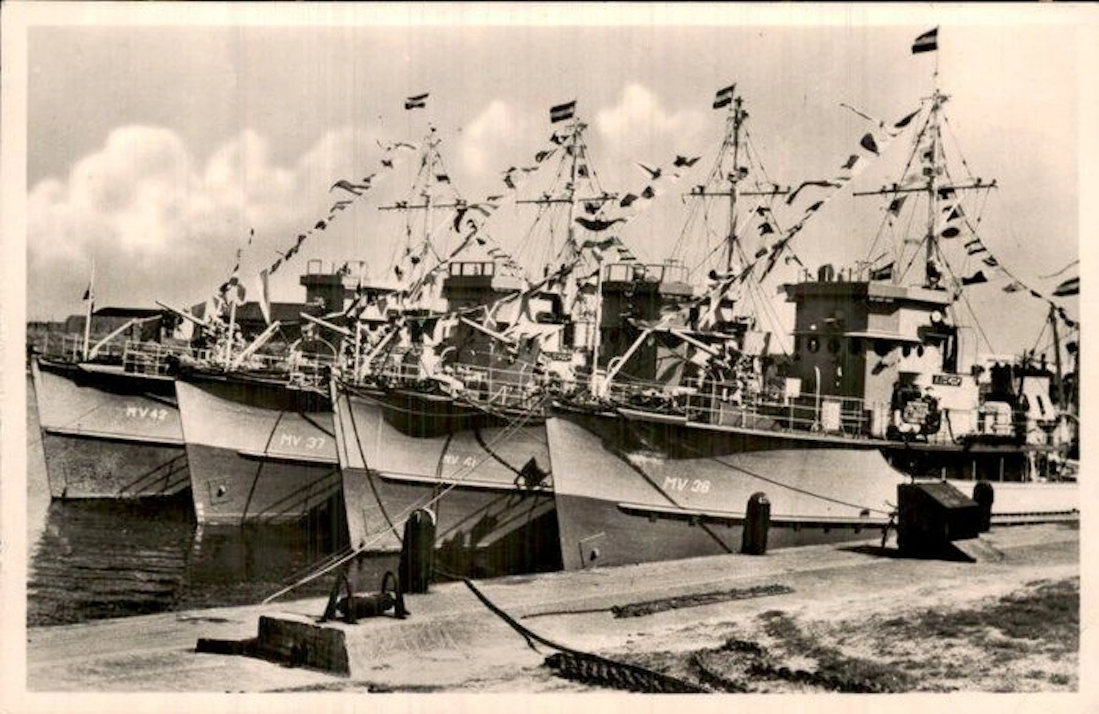 Ships/ boats - Postcard (143) - 1900-1999