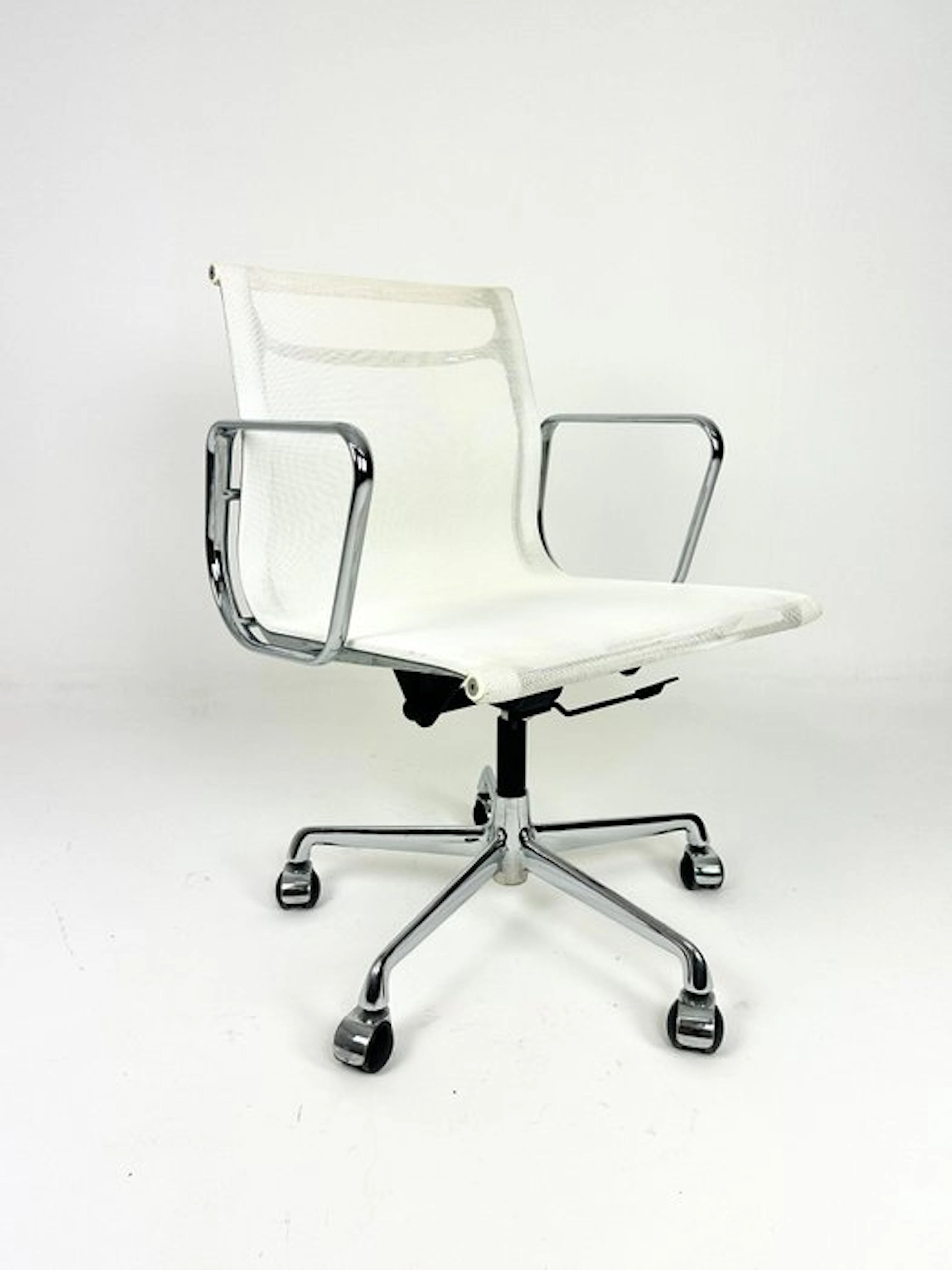 ICF - Charles & Ray Eames - Chair - EA117 - Aluminium