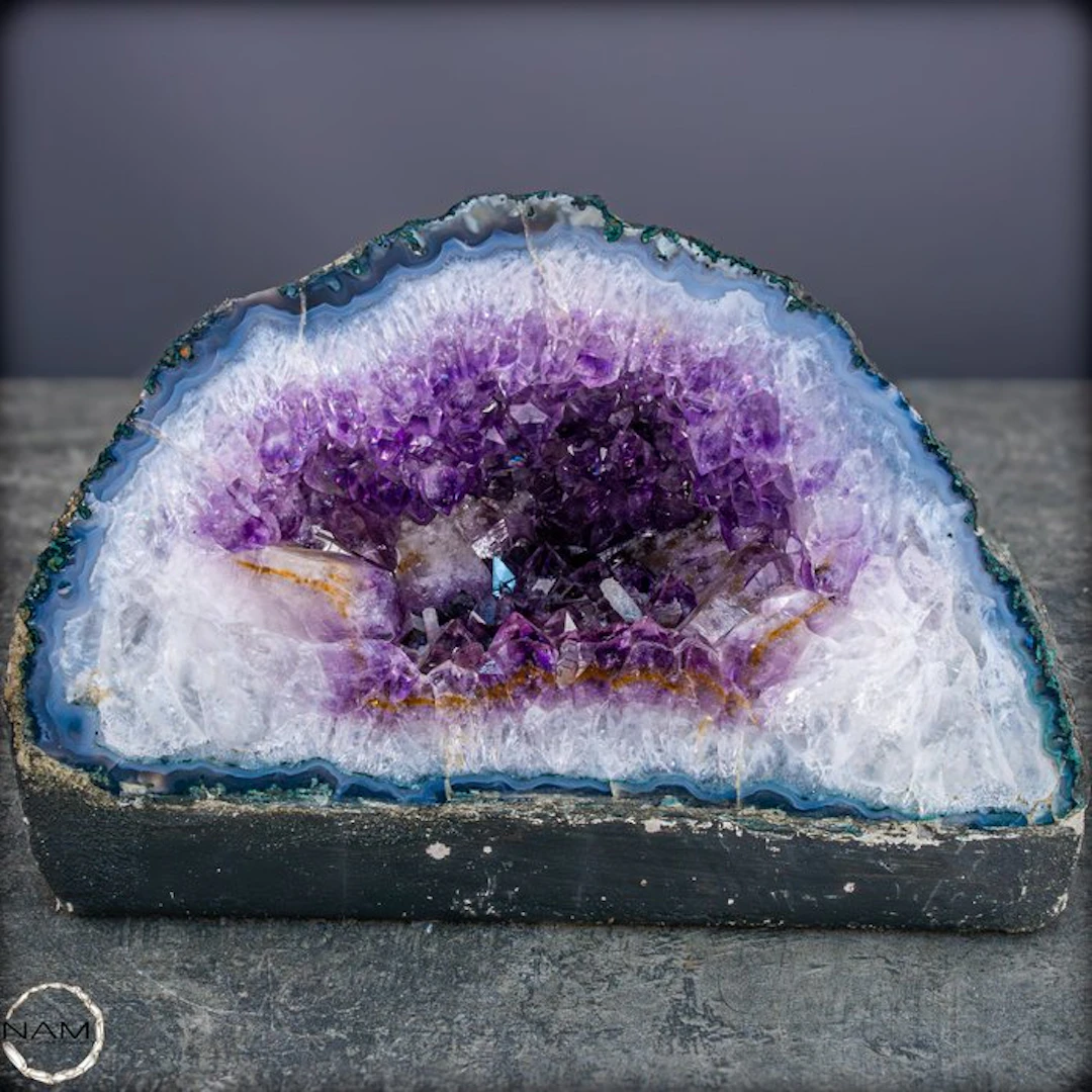 Amethyst druse with calcite – Fascinating crystal display...