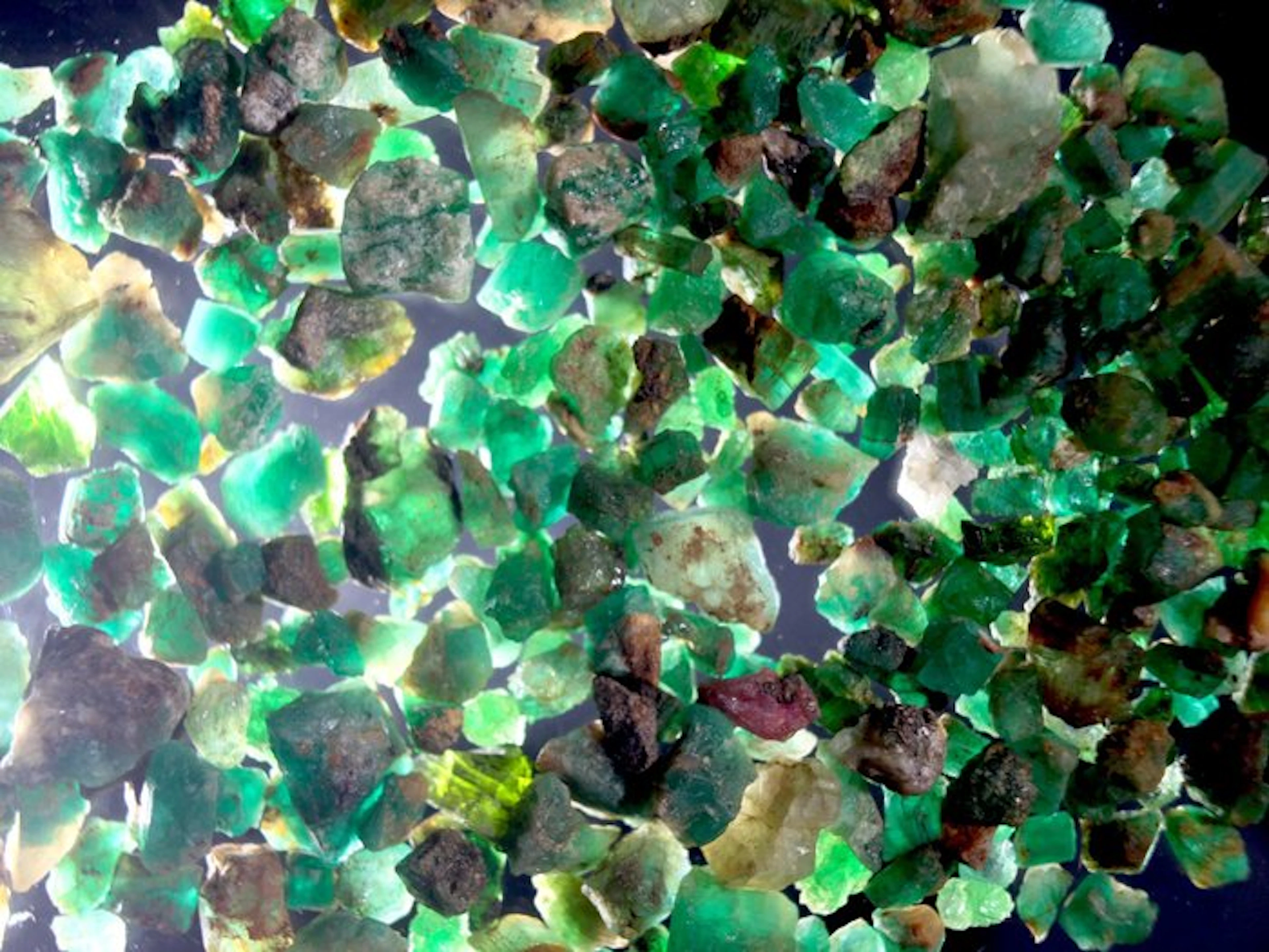 No Reserve - 100.00 ct Natural Emerald Swat - Rough- 20 g