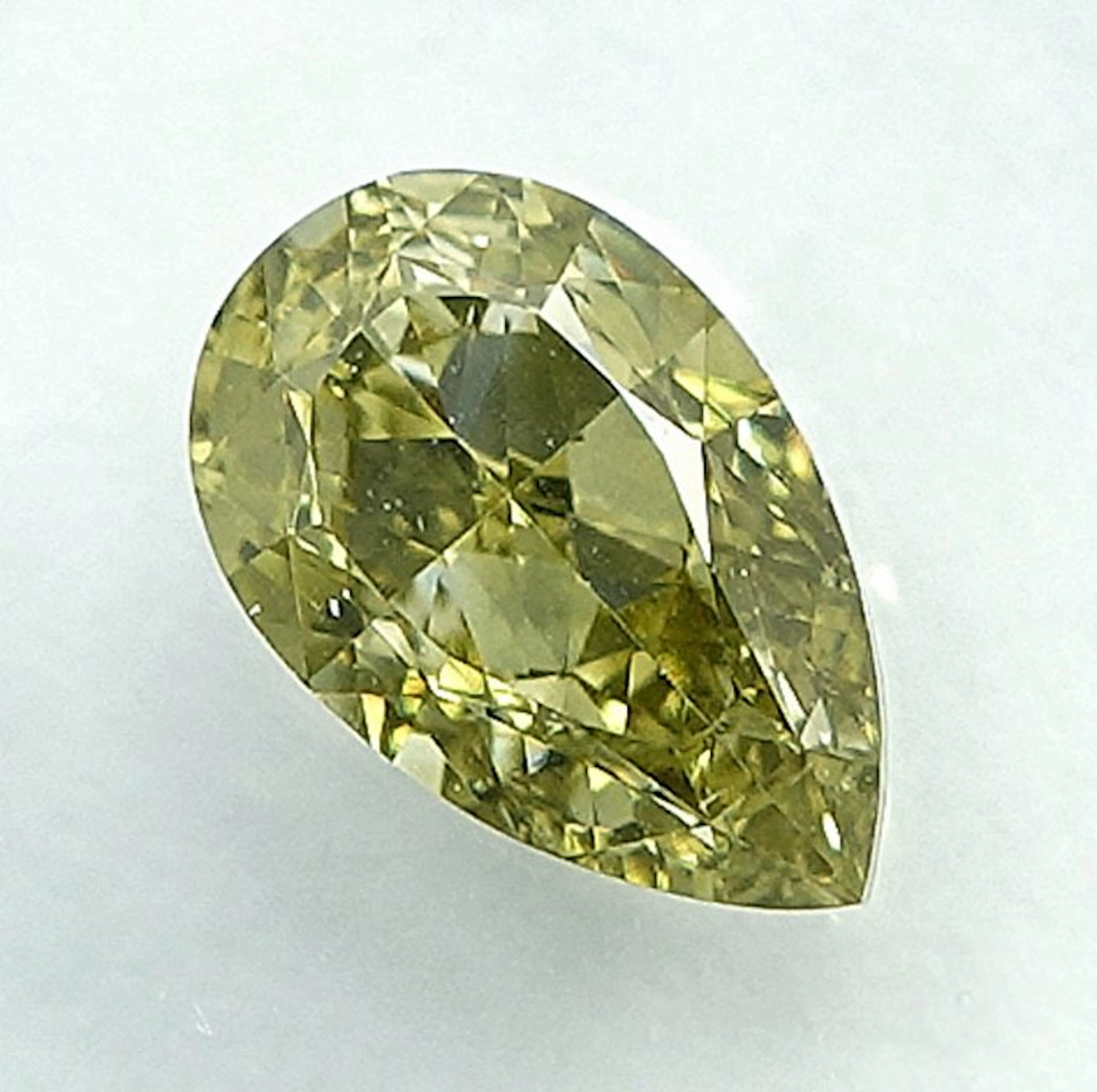 No reserve price - 1 pcs Diamond (Natural coloured)...
