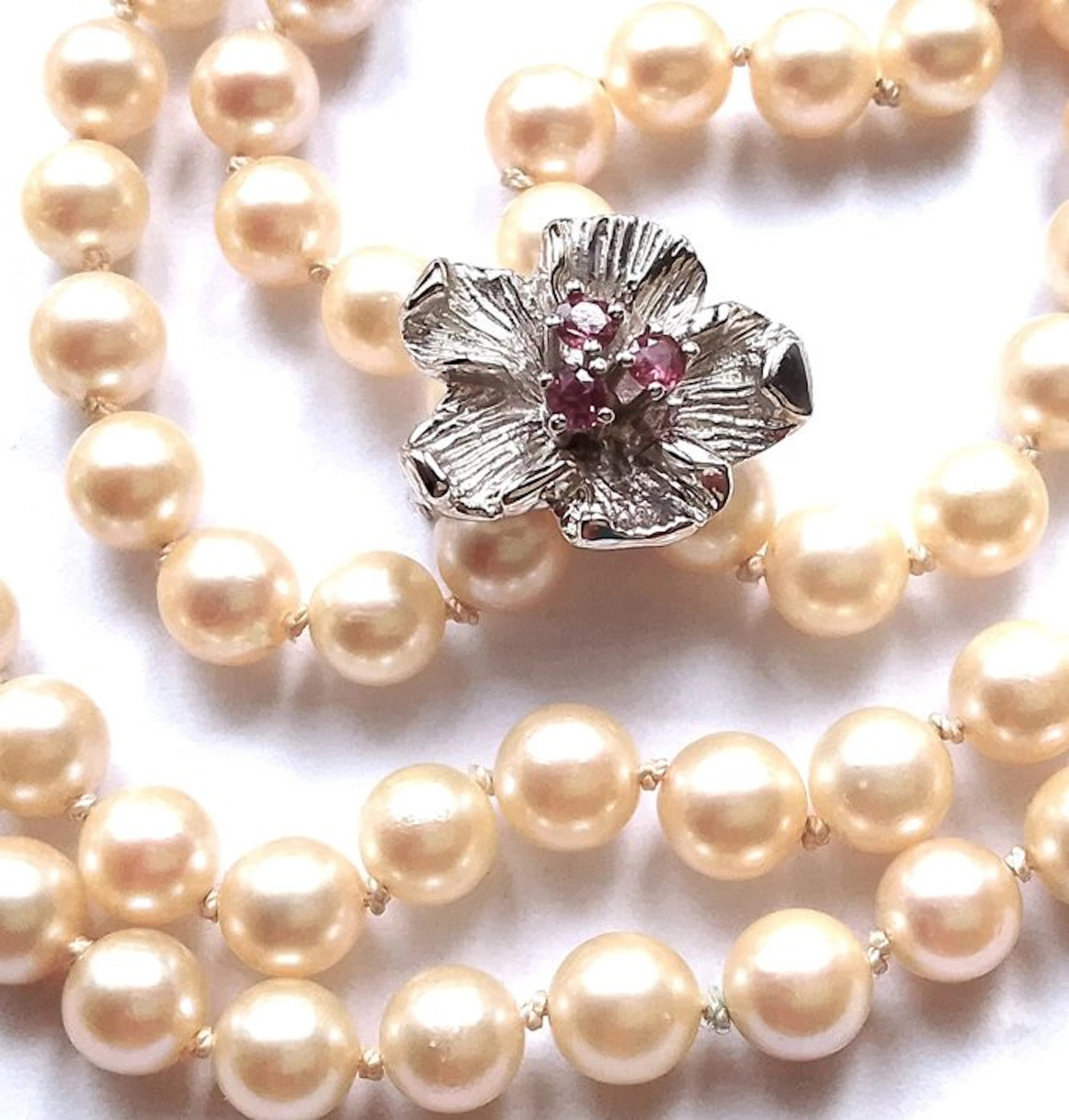 Necklace with pendant Akoya pearls, 94 cm long - 14 kt white gold clip - rubies