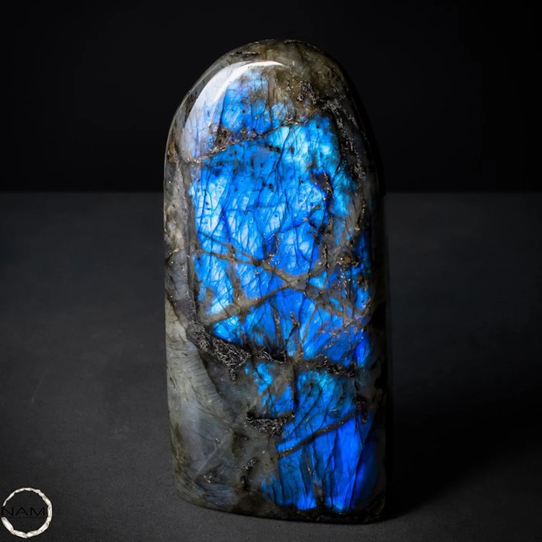Majestic Labradorite – Intense blue labradorescence from...