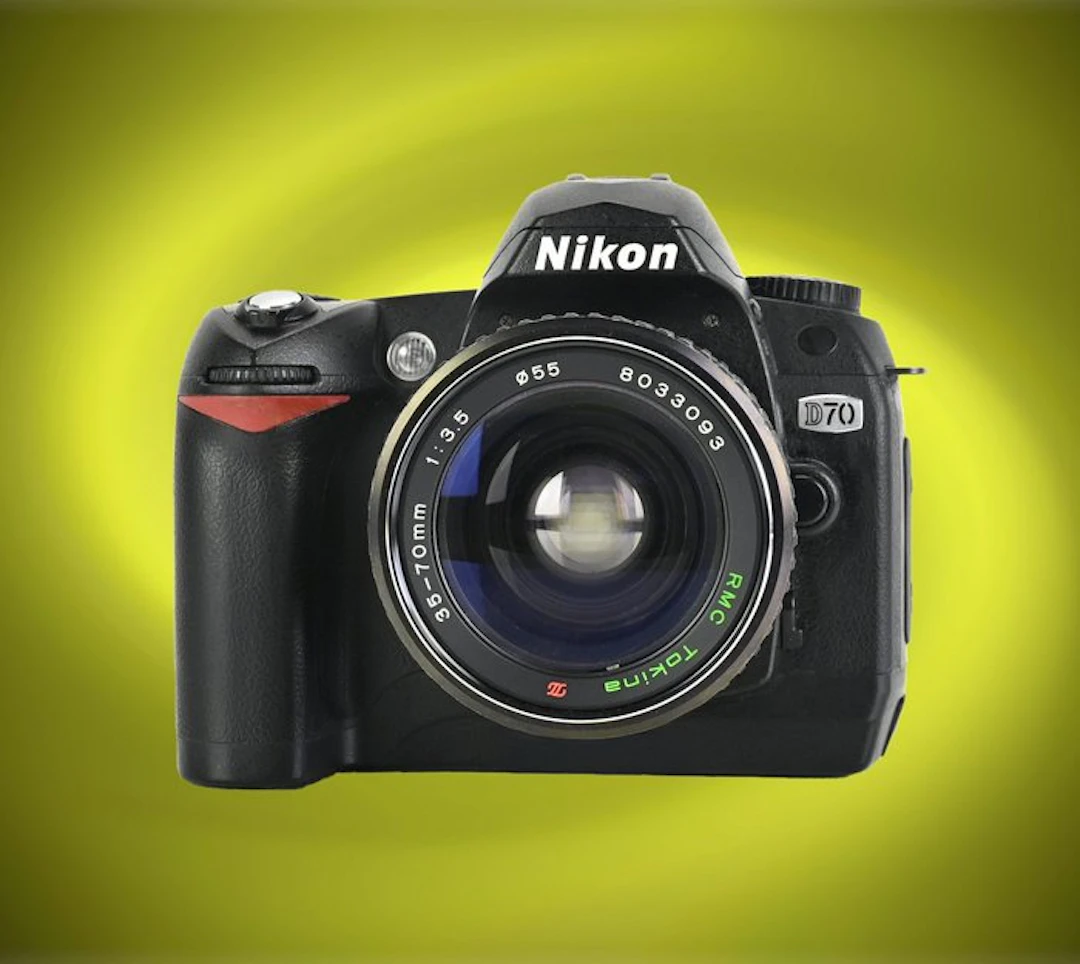 Nikon D70 + Tokina 35-70mm Digital reflex camera (DSLR)