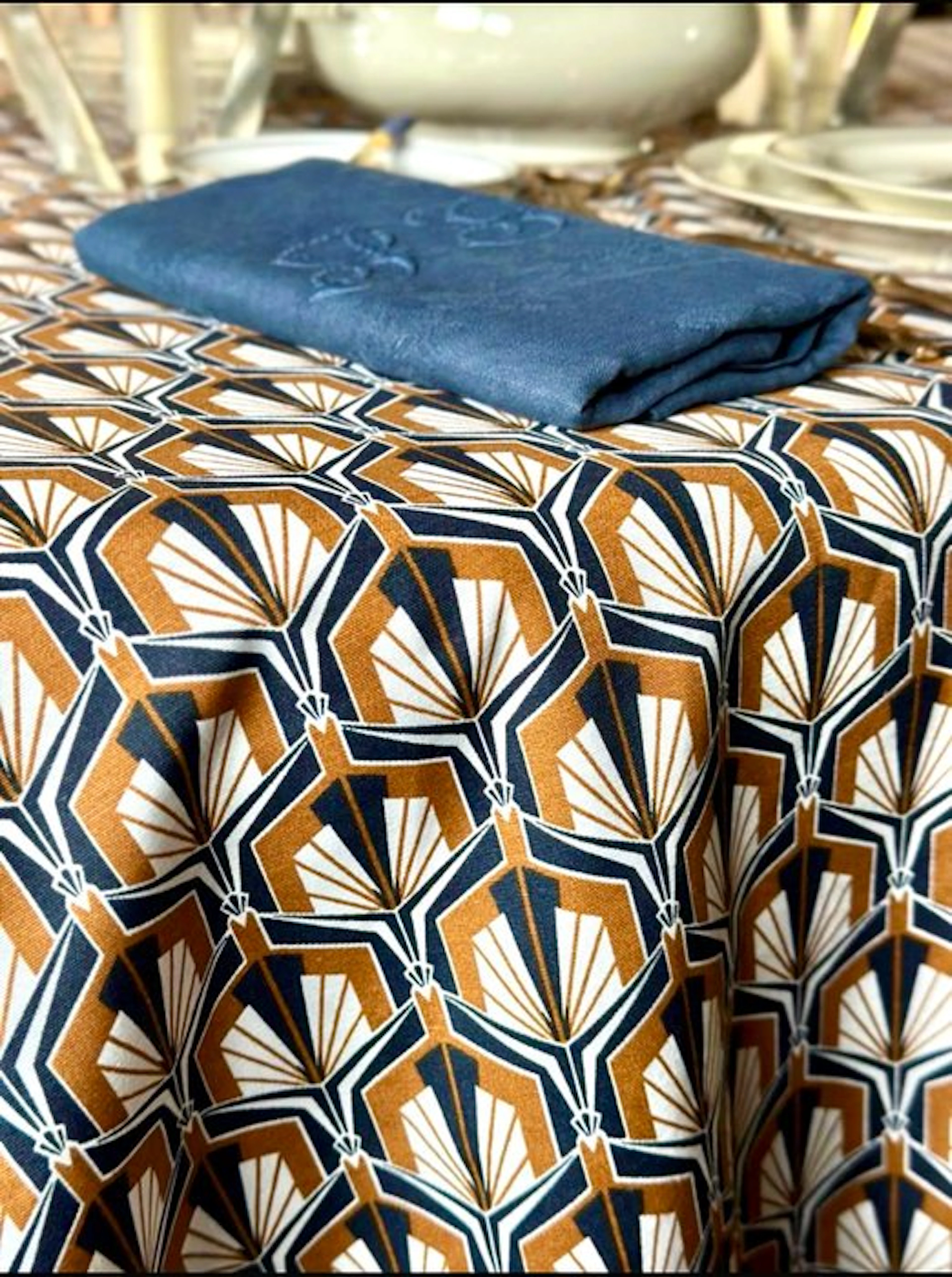 ** Art deco patterned tablecloth for large tables