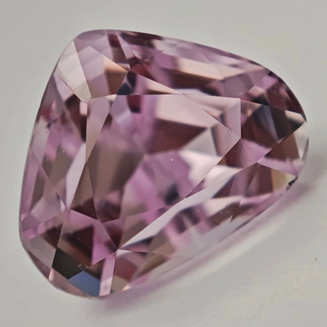 No reserve price Kunzite - 15.33 ct - Antwerp Laboratory...