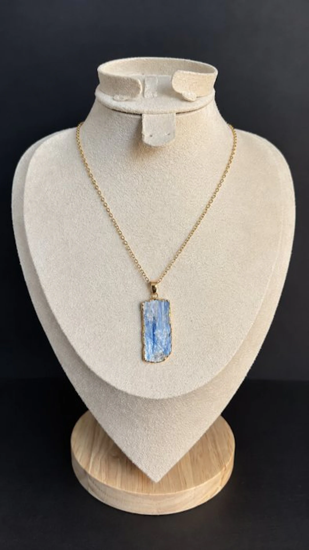 Beautiful handcrafted necklace - Natural blue kyanite...