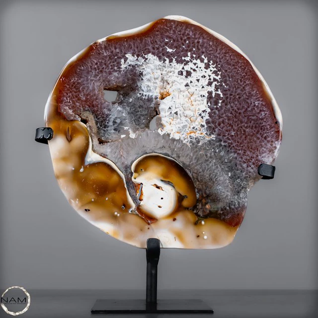 Exceptional Agate Druzy with fascinating crystal...