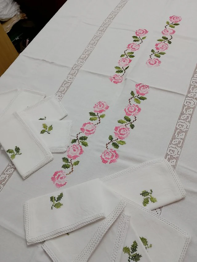 Tablecloth - 240 cm - 140 cm - Vintage cotton tablecloth hand-embroidered