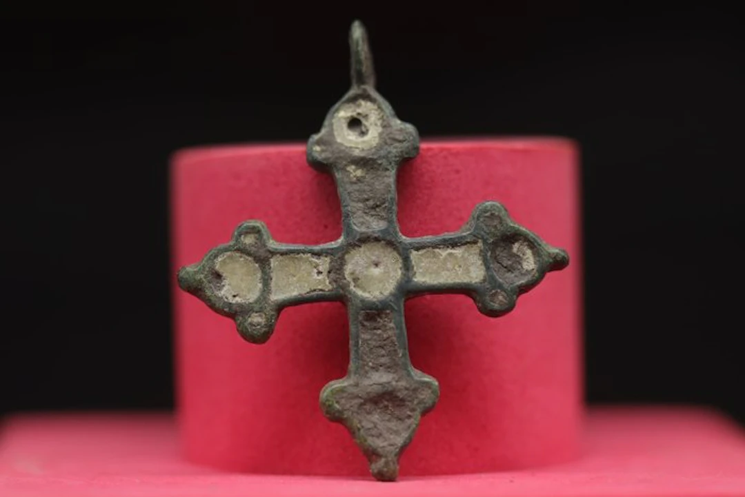 Medieval (Gothic) - Bronze Votive Cross pendant - 3.9 cm (No reserve price)