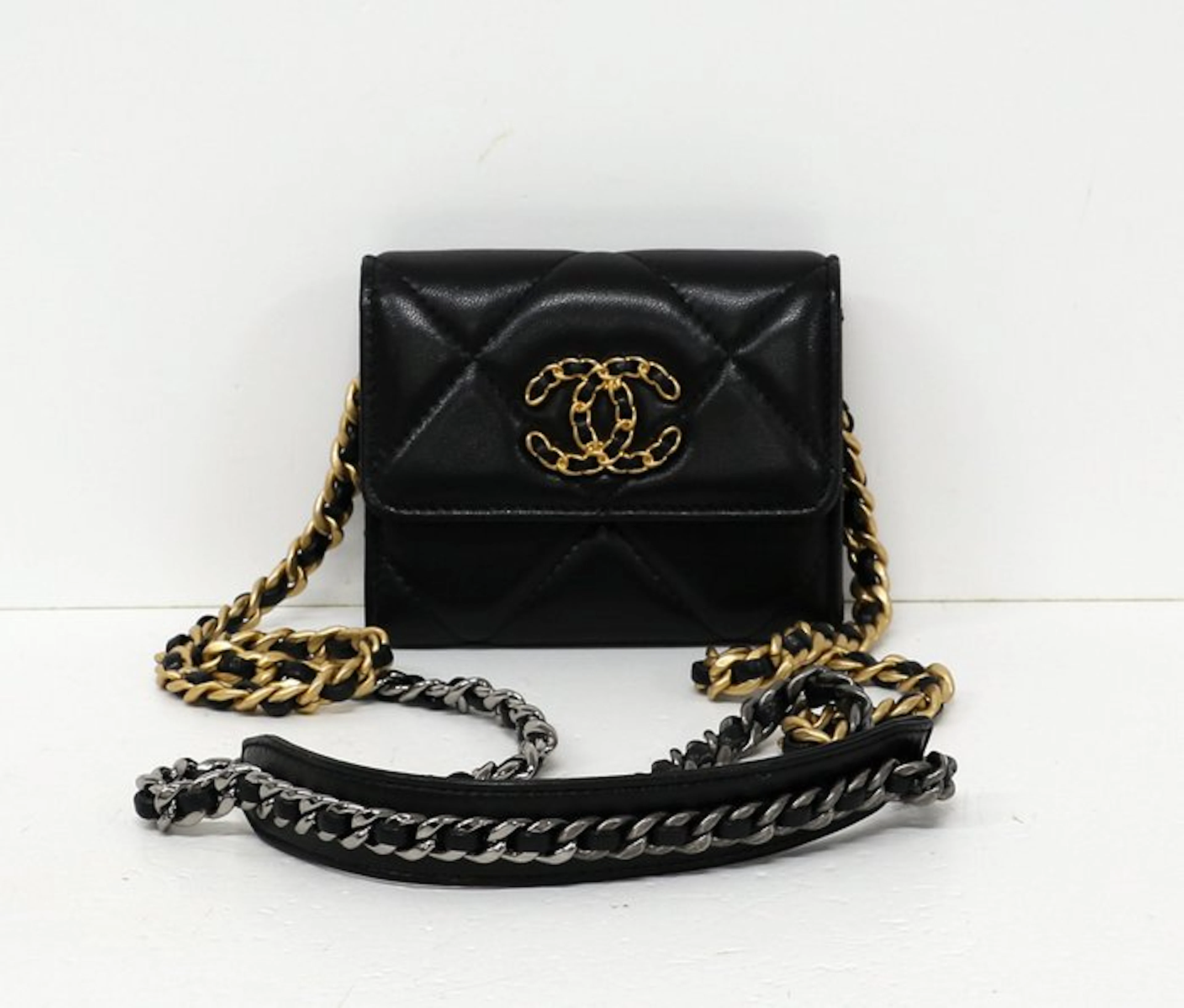 Chanel - CHANEL 19 CARD HOLDER ON CHAIN - Bag