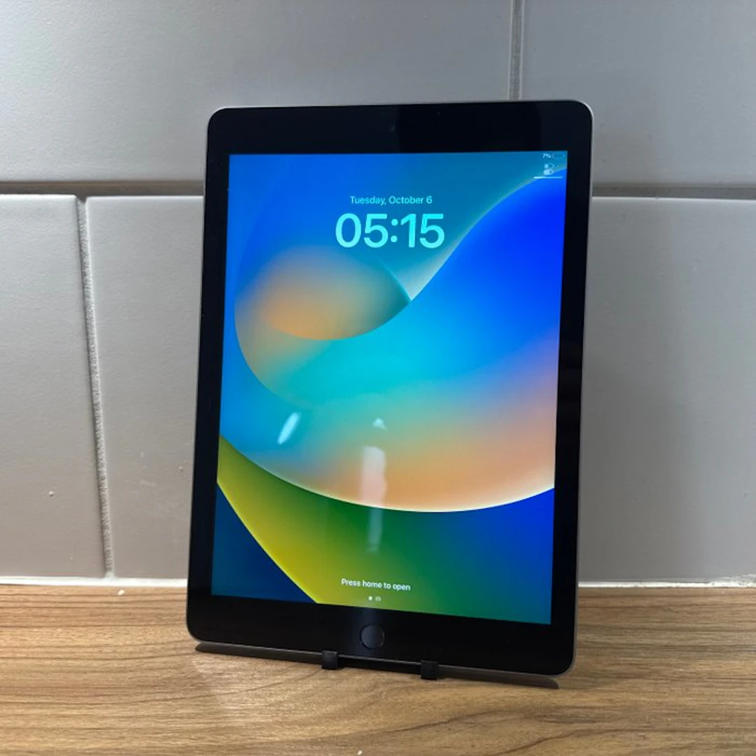 Apple iPad (5th Generation) 128GB Wifi - Mobile phone