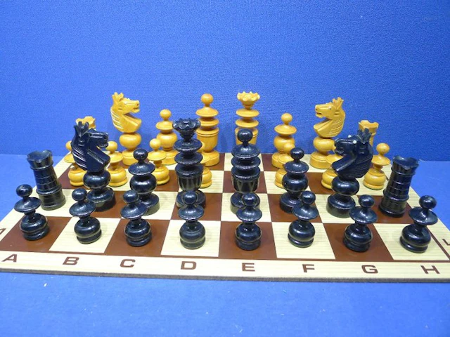 Jeu d'échecs en buis La Régence Paris cavaliers yeux en...