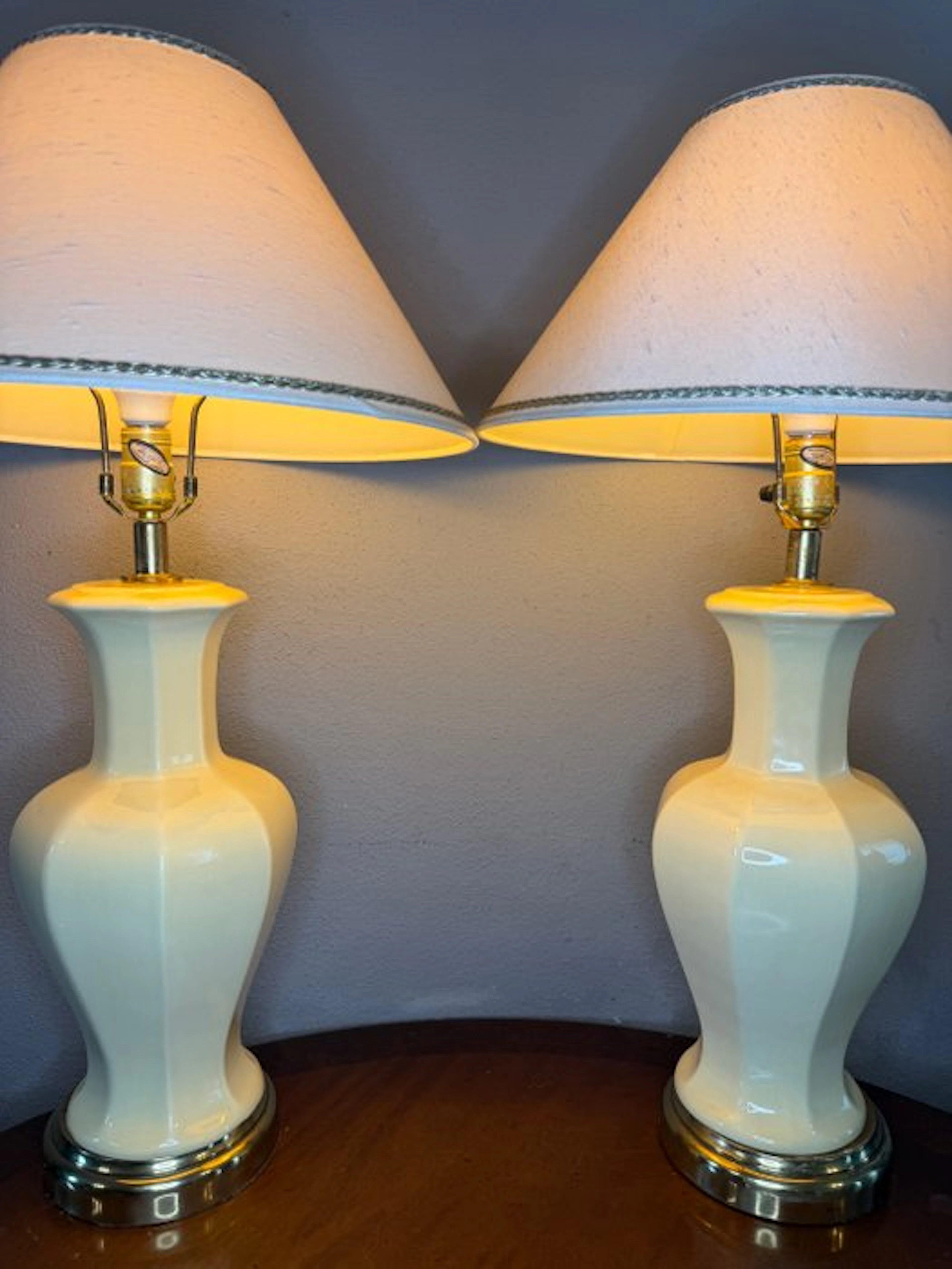 Markel Lighting Inc - Underwriters Laboratories.Inc - Table lamp - Porcelain