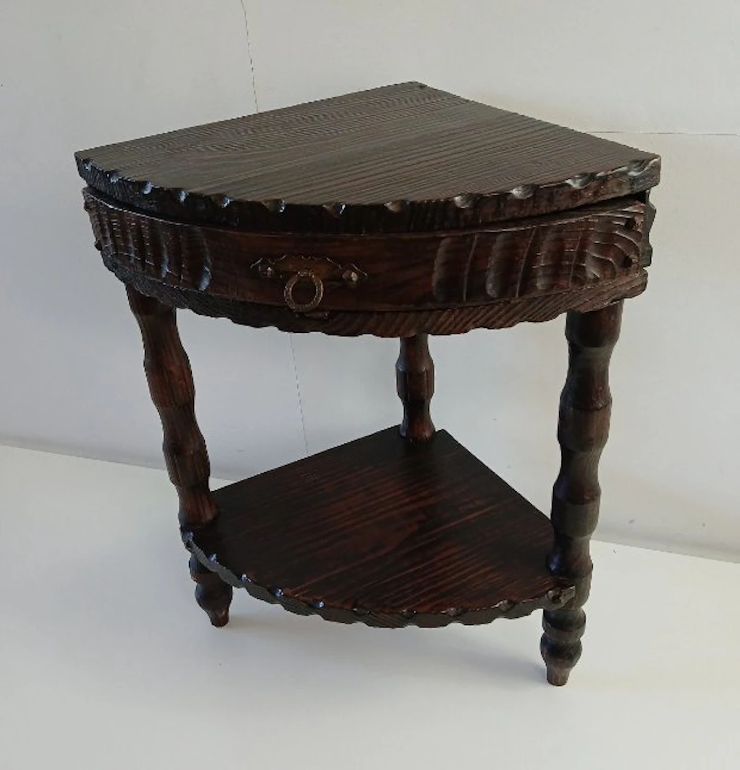 Side table - Wood - Vintage corner table with a drawer from the 1950s.