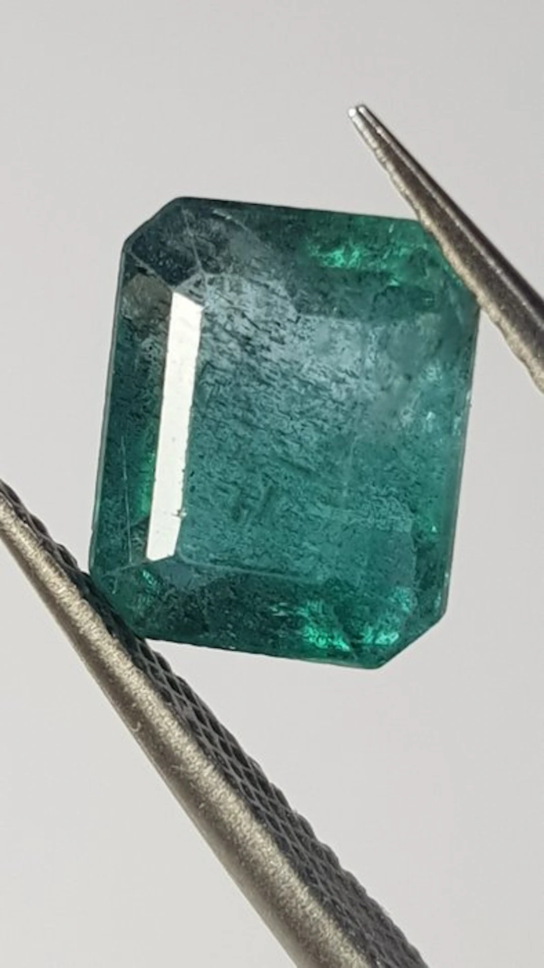 1 pcs Green Emerald - 3.05 ct - Antwerp Laboratory for...